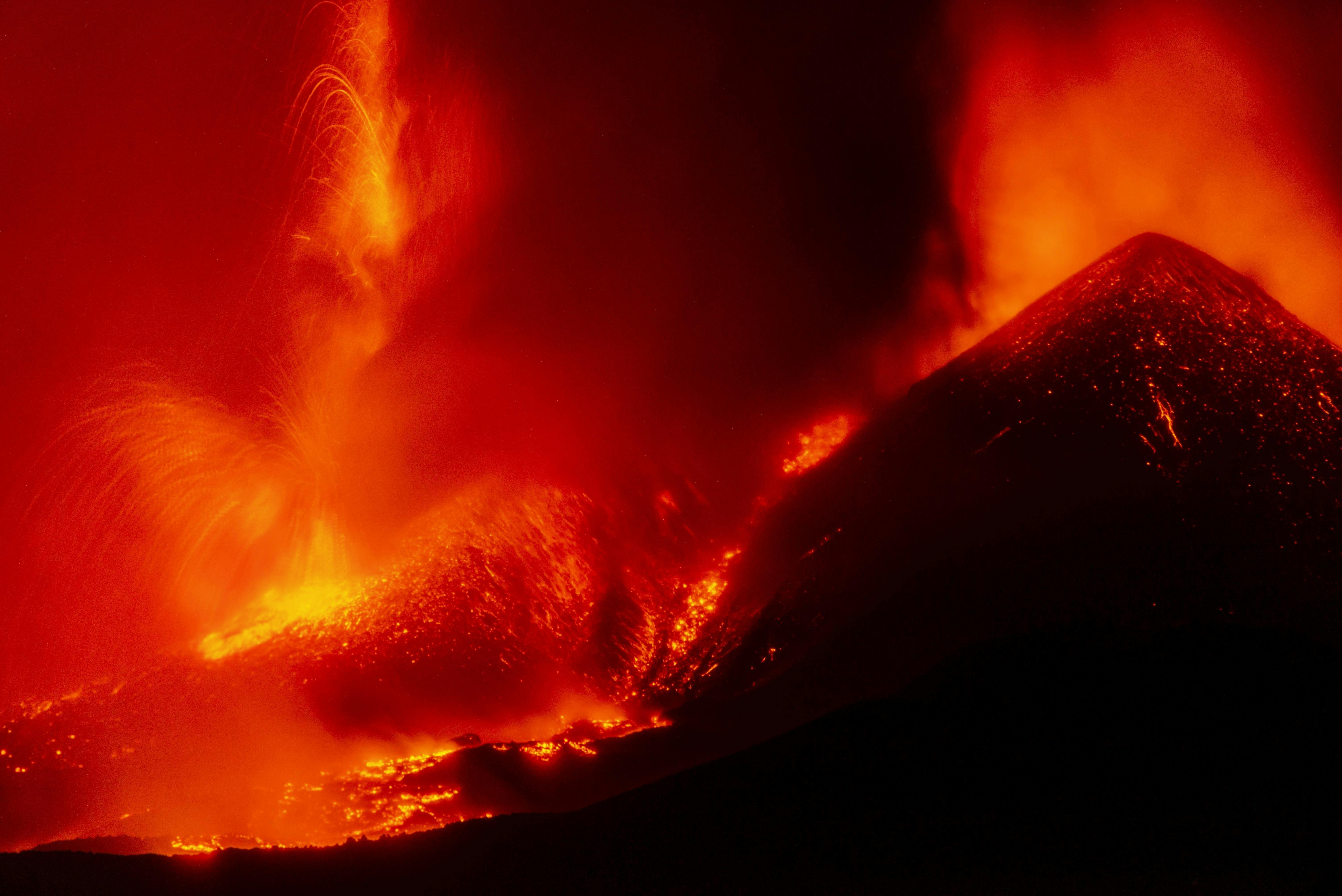 Den 3324 meter høje vulkan Etna er den højeste aktive vulkan i Europa. Den er gået i udbrud med jævne mellemrum over de seneste 500.000 år. Senest natten til mandag.