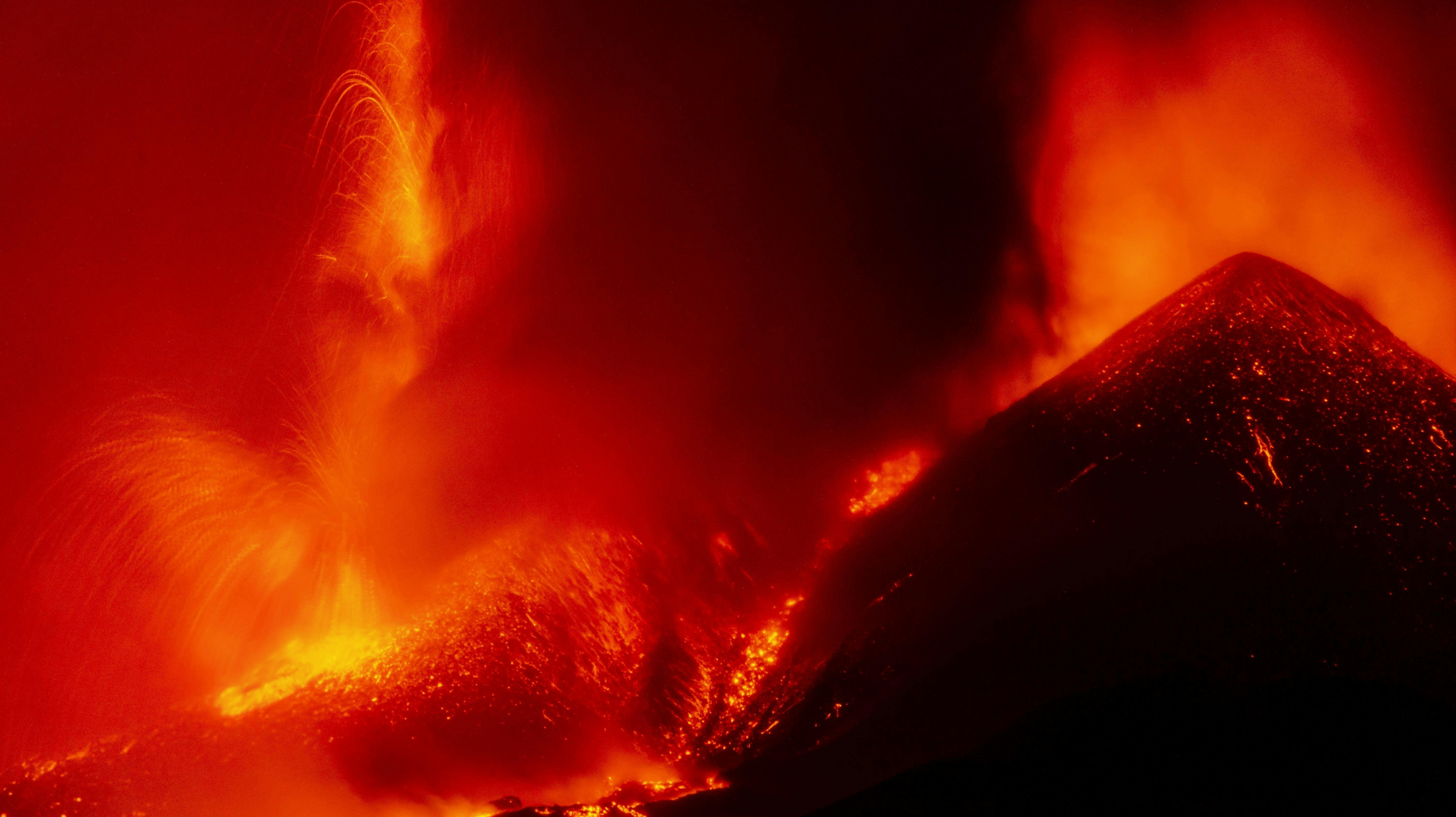 Den 3324 meter høje vulkan Etna er den højeste aktive vulkan i Europa. Den er gået i udbrud med jævne mellemrum over de seneste 500.000 år. Senest natten til mandag.