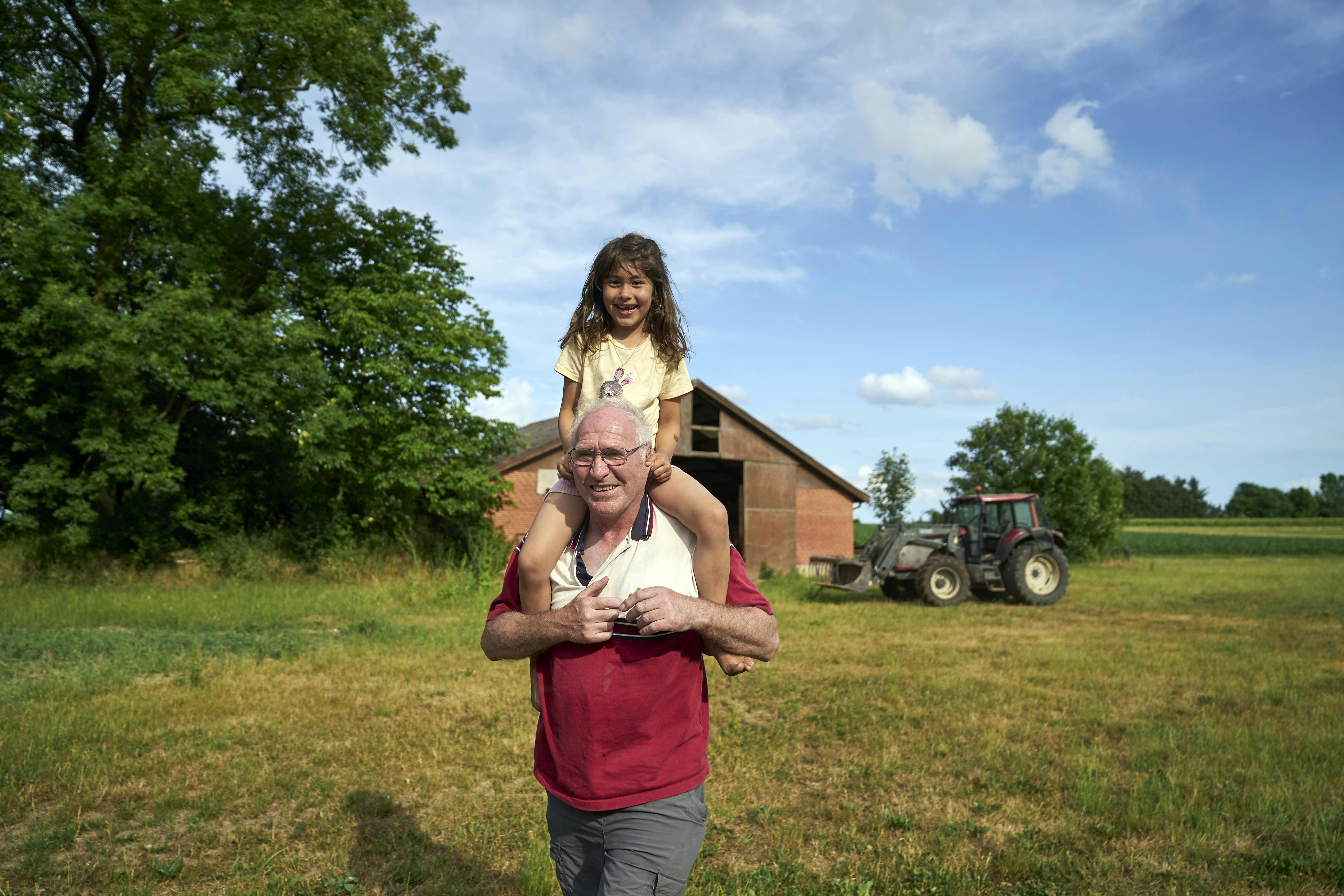 Jens Bagger med barnebarn - og øjesten - Leonora på skuldrene.