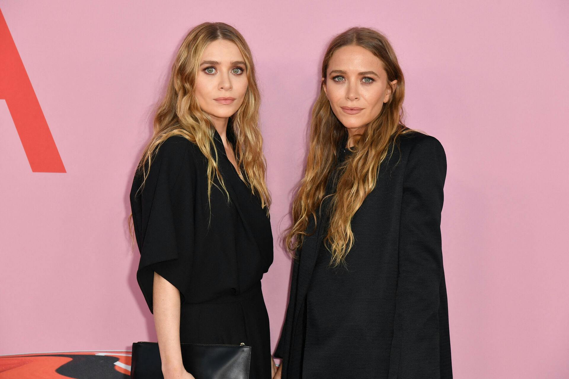 US fashion designers Mary-Kate (R) and Ashley Olsen arrive for the 2019 CFDA fashion awards at the Brooklyn Museum in New York City on June 3, 2019.  ANGELA WEISS / AFP