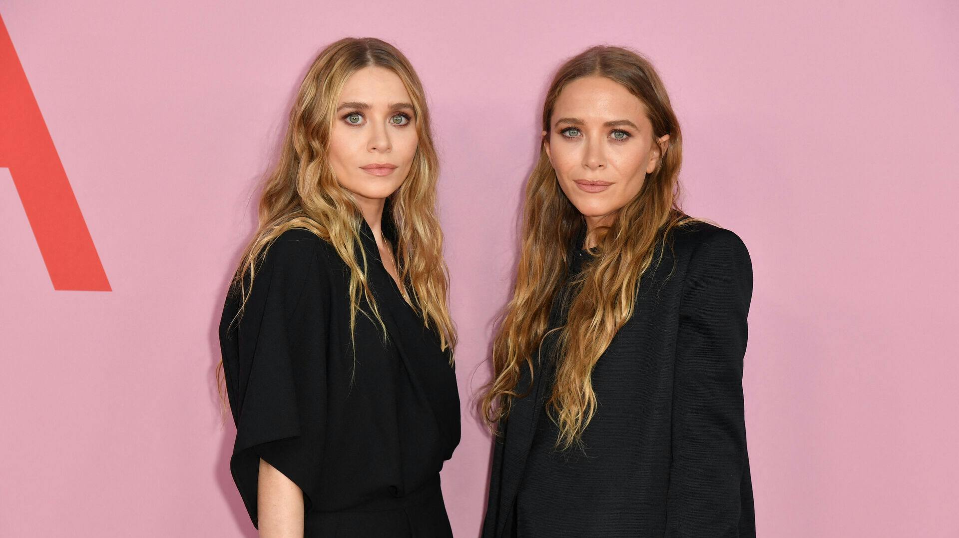 US fashion designers Mary-Kate (R) and Ashley Olsen arrive for the 2019 CFDA fashion awards at the Brooklyn Museum in New York City on June 3, 2019. ANGELA WEISS / AFP