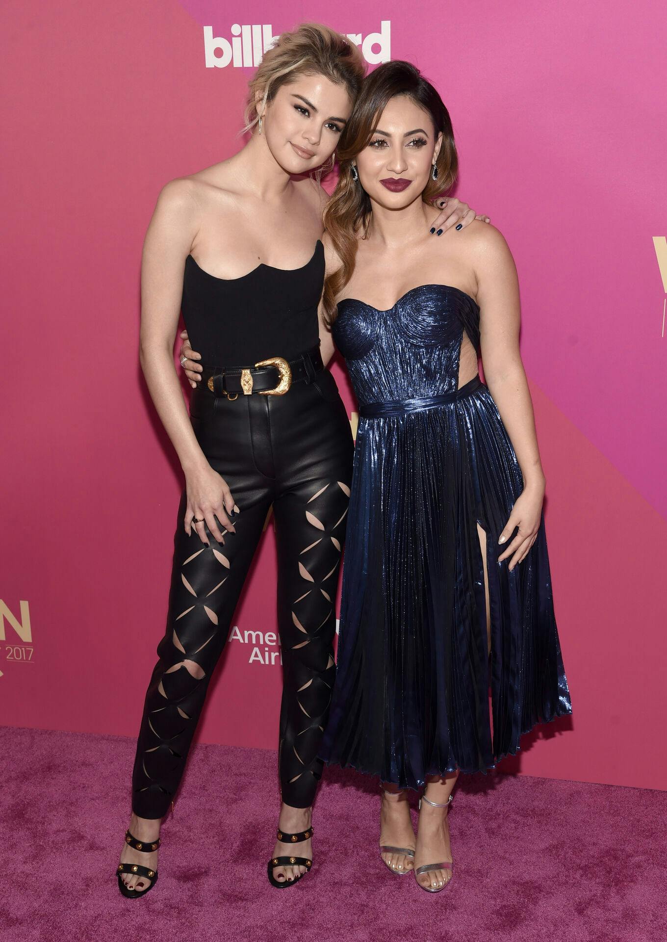 Selena Gomez (tv.) og Francia Raisa (th.) sammen til et Billboard-event i november 2017.