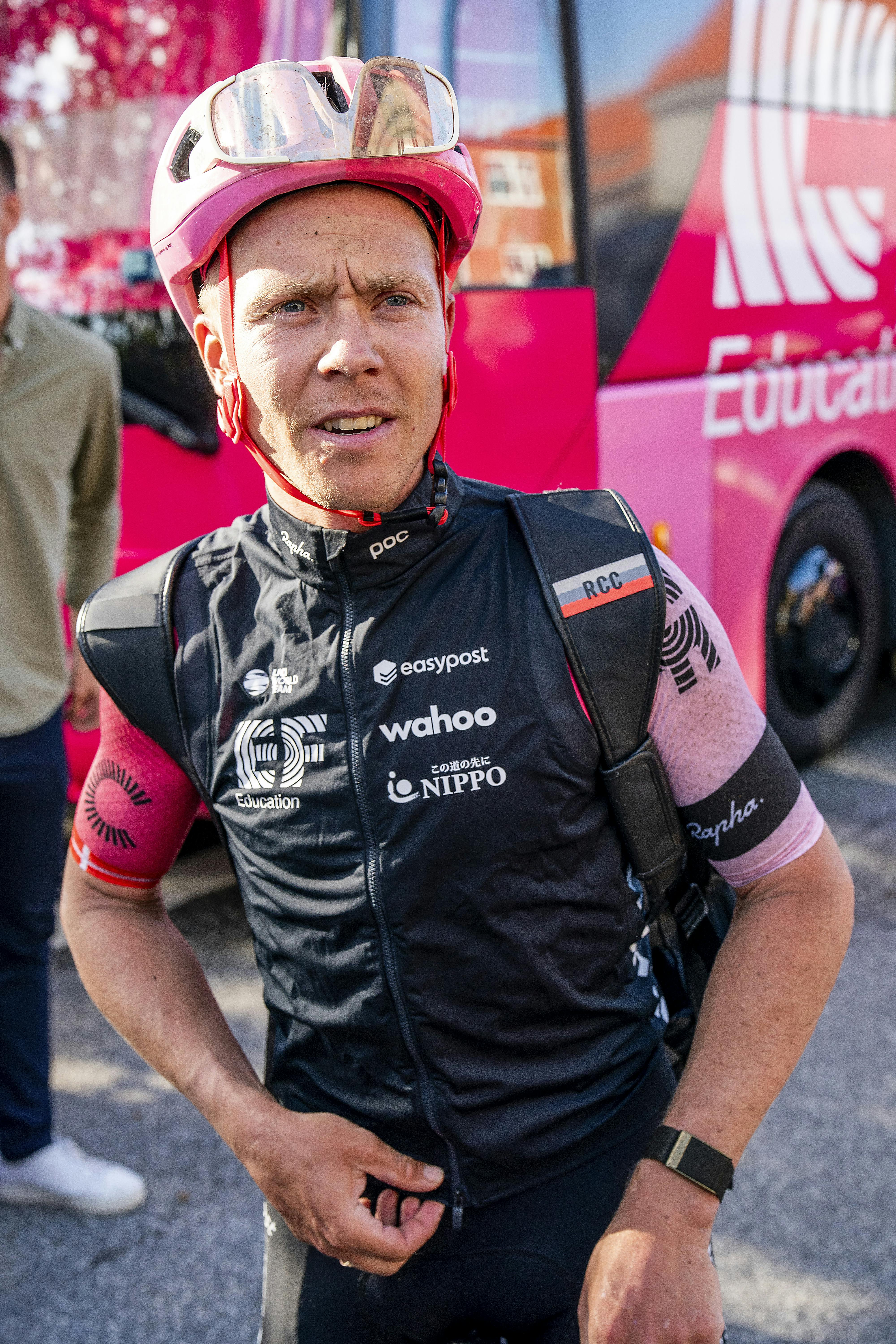 Michael Valgren kom på trods af flere punkteringer i mål sammen resten af favoritterne på dagens etape af PostNord Danmark Rundt.
