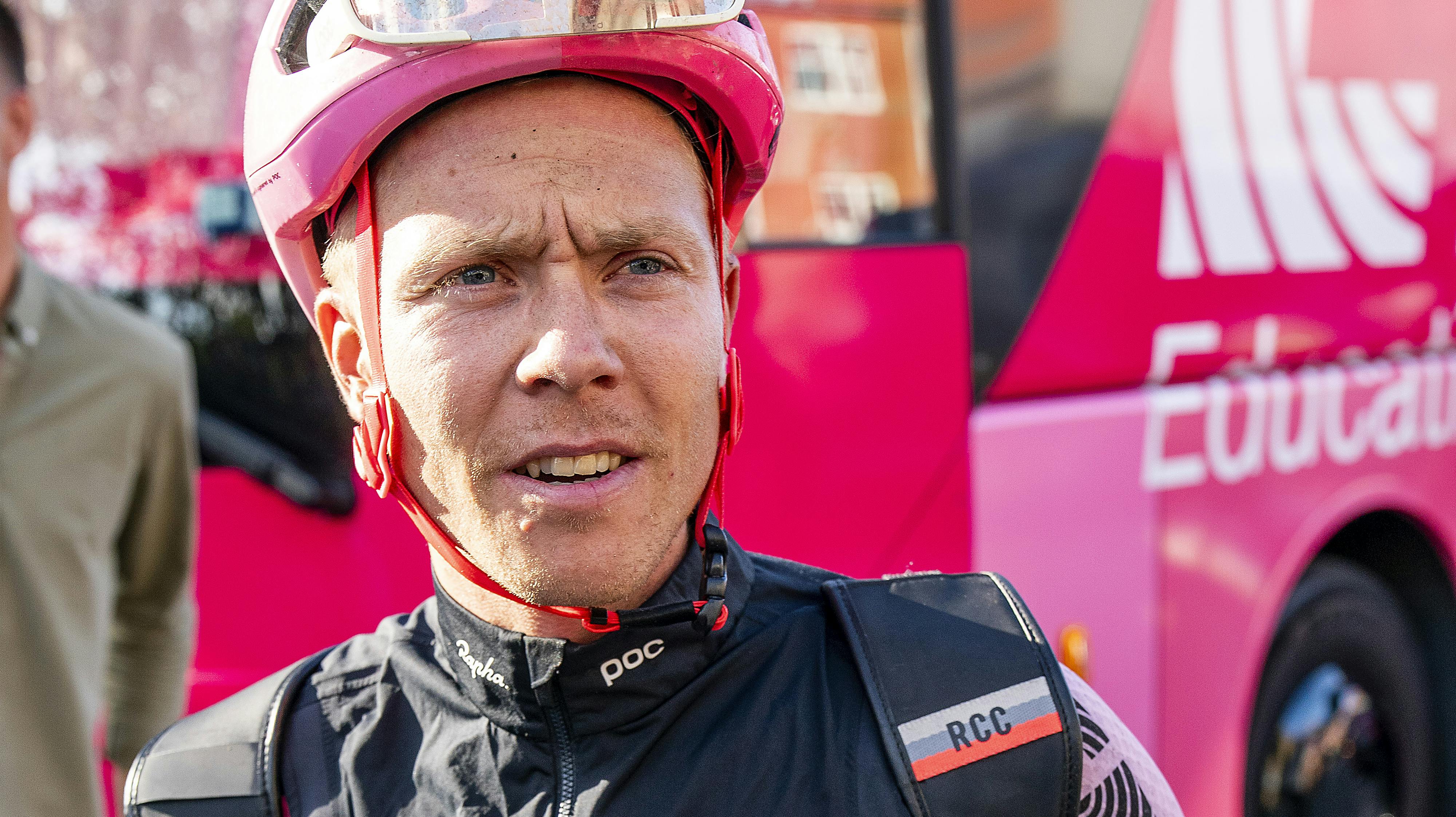 Michael Valgren kom på trods af flere punkteringer i mål sammen resten af favoritterne på dagens etape af PostNord Danmark Rundt.