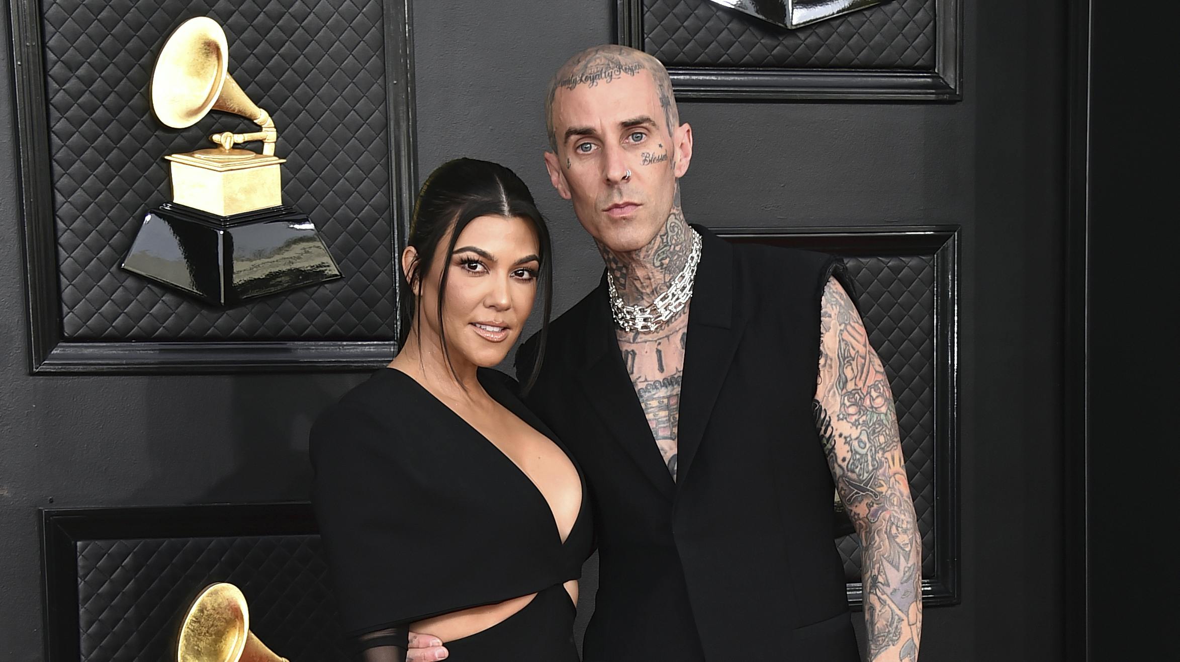 Travis Barker og Kourtney Kardashian har kendt hinanden i årevis, men begyndte angiveligt først at date i 2021.