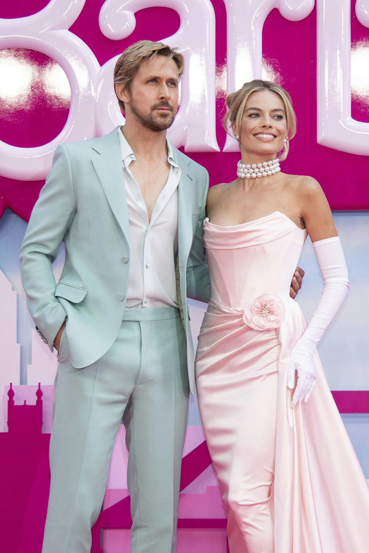 Ryan Gosling (tv.) spiller rollen som Ken i "Barbie"-filmen.