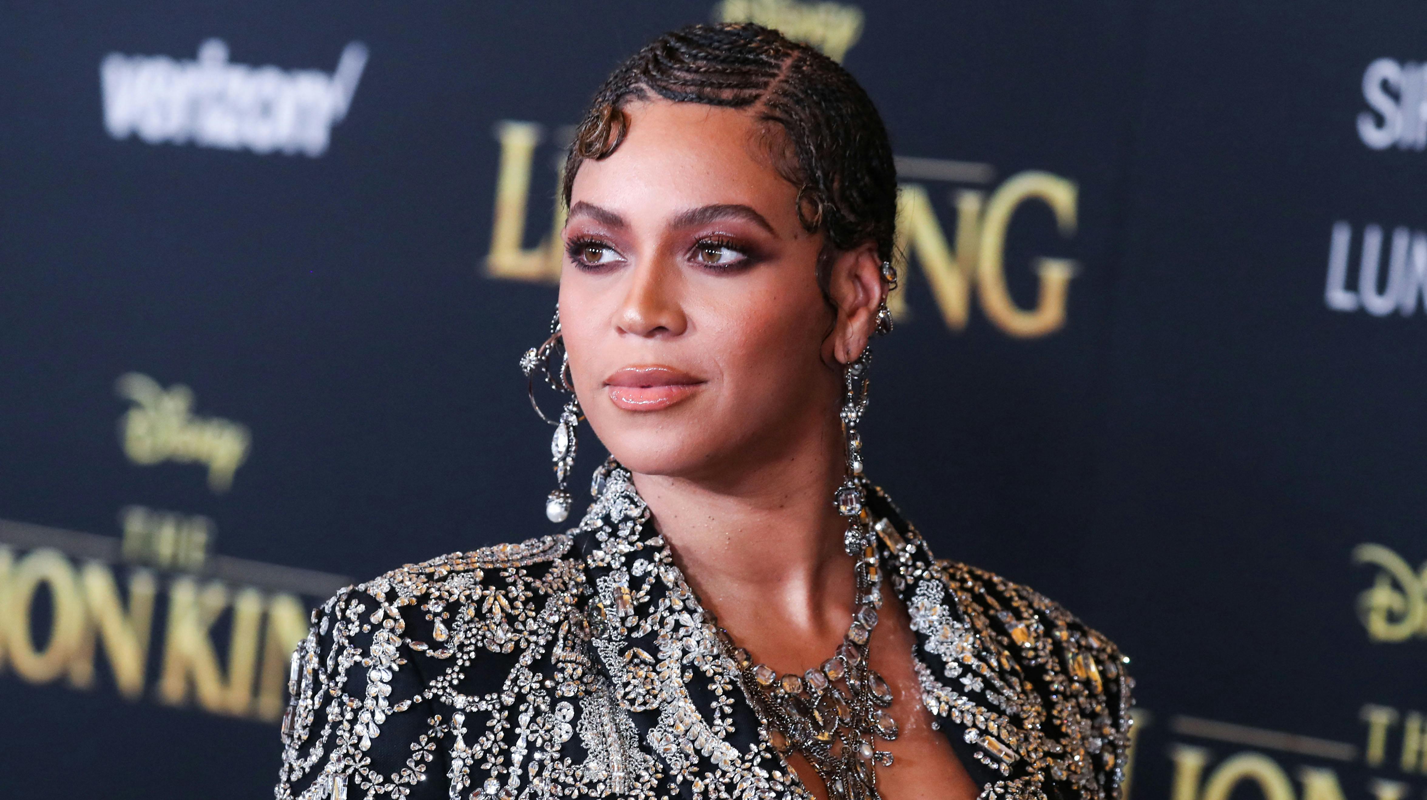 Beyoncé bakker op om Lizzo, som er blevet sagsøgt af sine tidligere dansere.