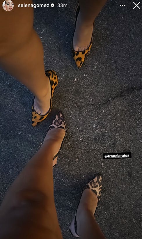 Sangfuglen delte venindens matchende sko på sin story på Instagram.
