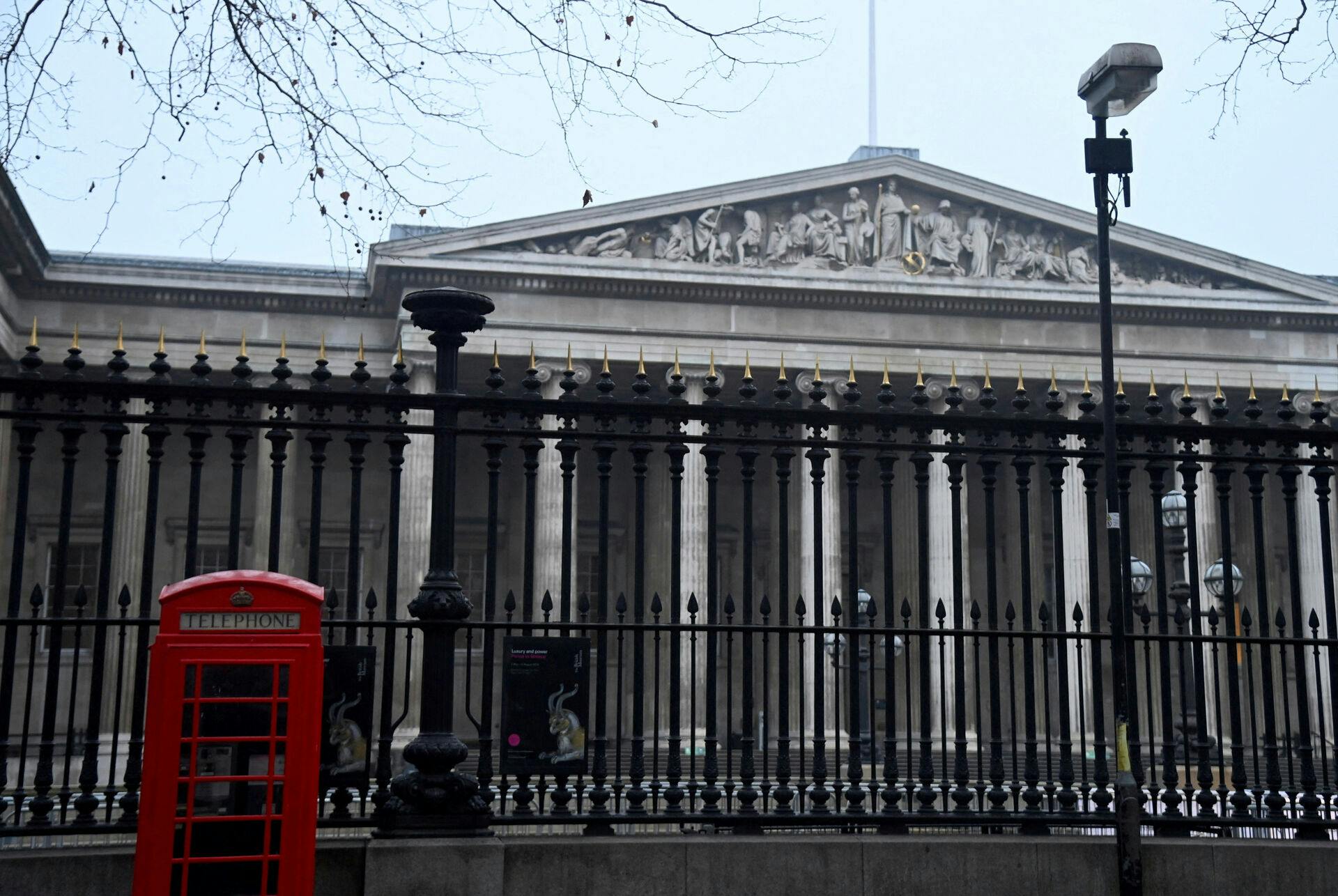 En ansat er mistænkt for at stjæle fra British Museum.