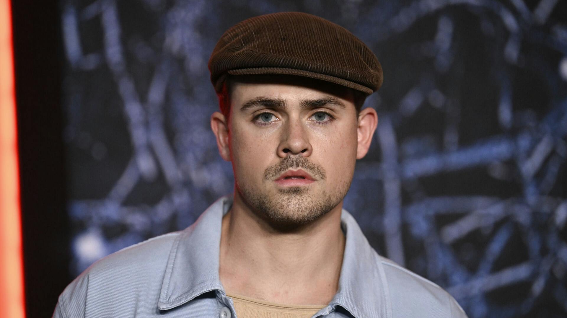 Det er ikke svært at forstå, hvorfor kvinden er faldet for "Stranger Things"-pretty boy Dacre Montgomery.