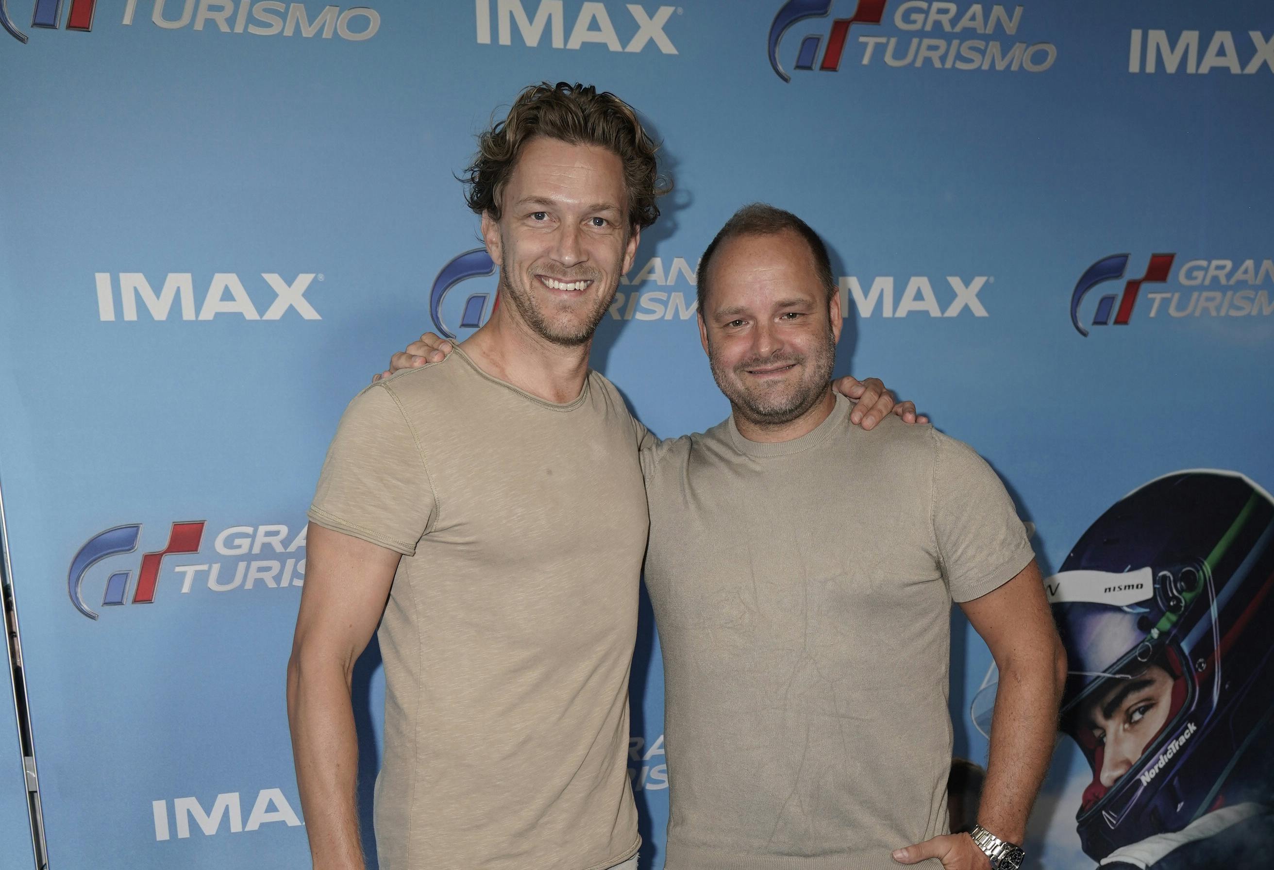 Her ses Michael Olesen med Lars Rasmussen til gårsdagens gallapremieren på ”Gran Turismo” i CinemaxX i København.