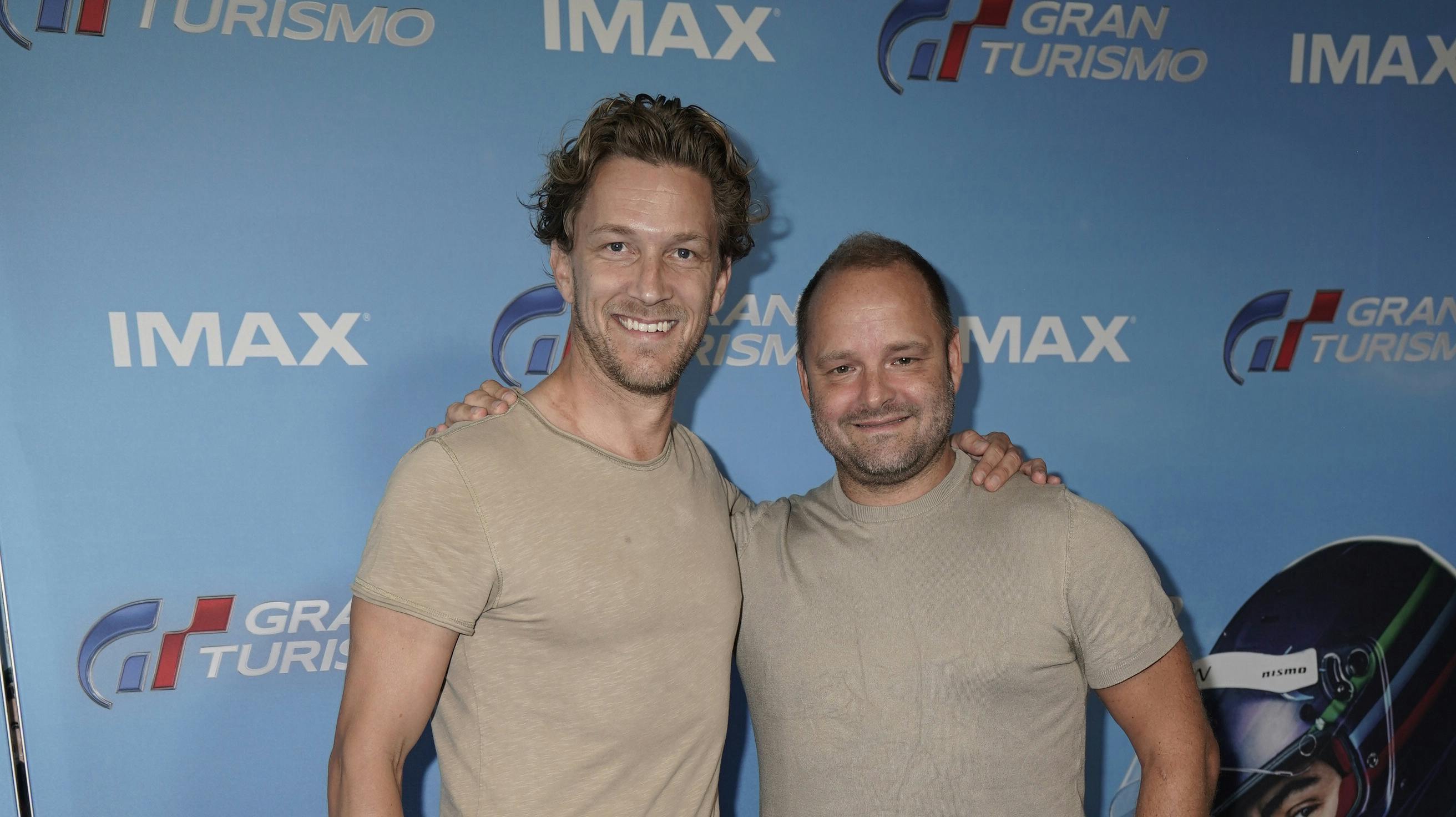 Her ses Michael Olesen med Lars Rasmussen til gårsdagens gallapremieren på ”Gran Turismo” i CinemaxX i København.