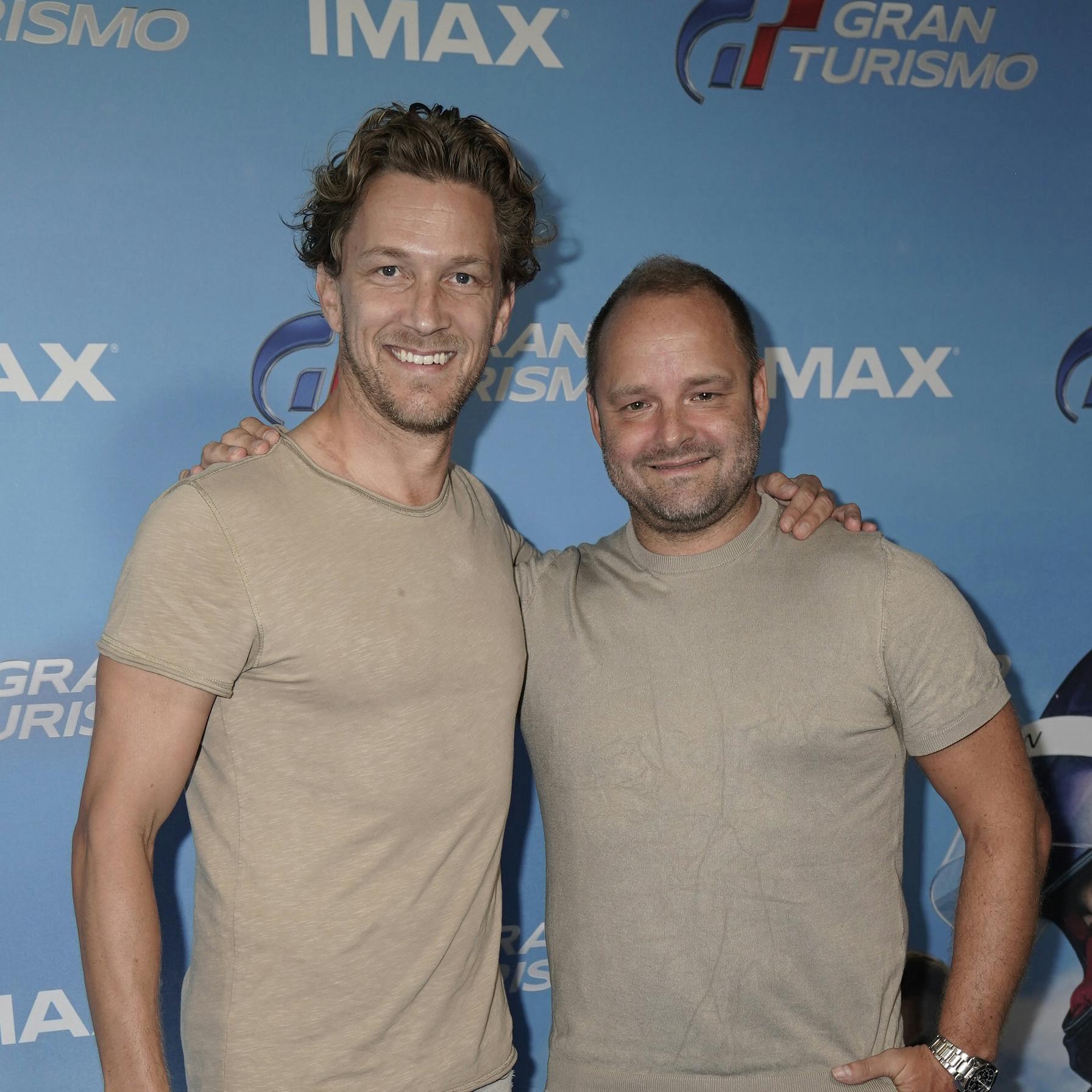 Her ses Michael Olesen med Lars Rasmussen til gårsdagens gallapremieren på ”Gran Turismo” i CinemaxX i København.