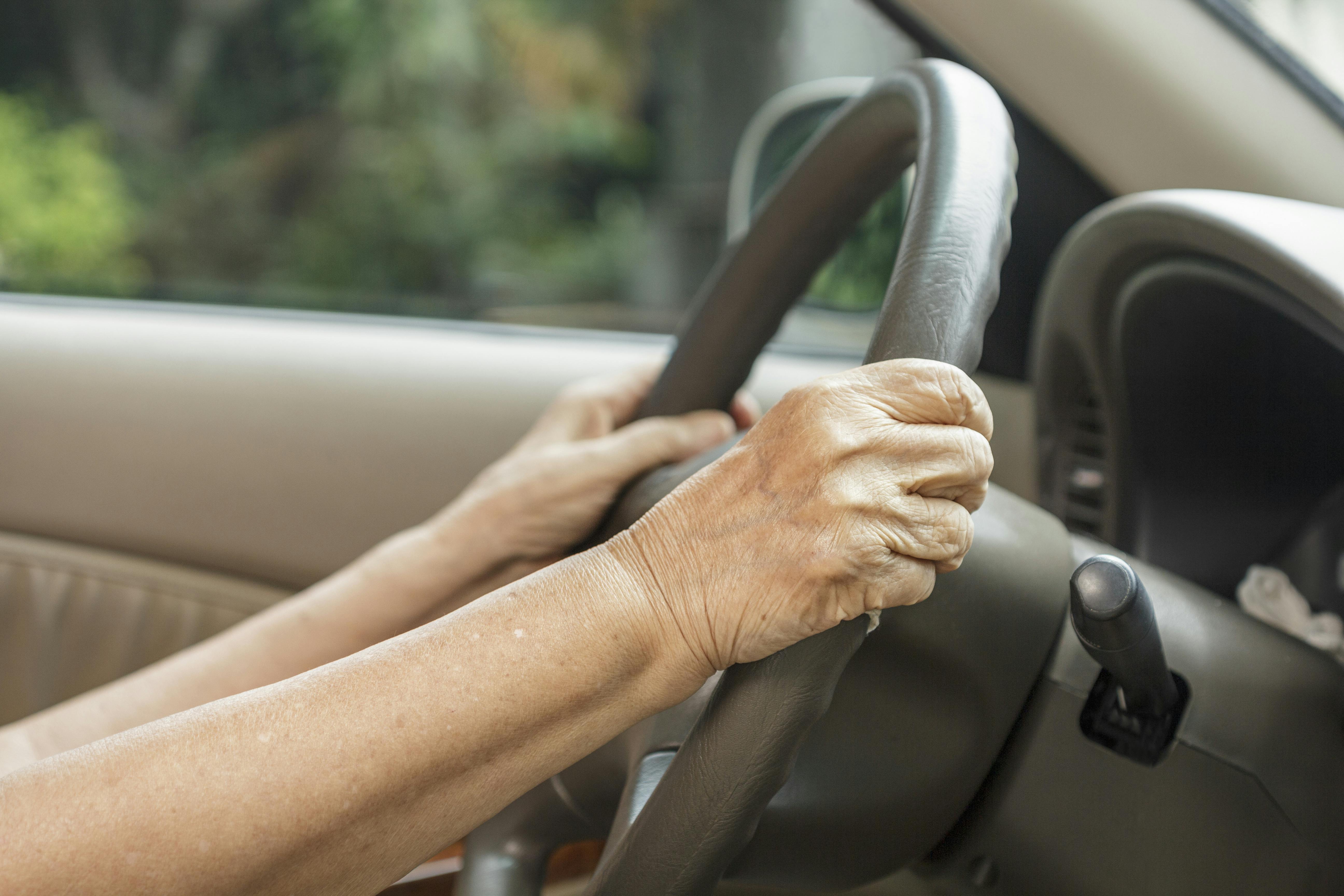 Siden 2017 har bilister over 75 år selv kunnet bestemme, hvornår de vil stoppe med at køre bil. Bilisterne selv er glade, men Lægeforeningen er bekymrede for trafiksikkerheden.