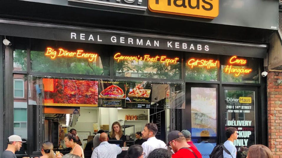 Minder det dig om noget? Slogans som Big Döner Energi og Get Stuffed kan også tolkes lummert.