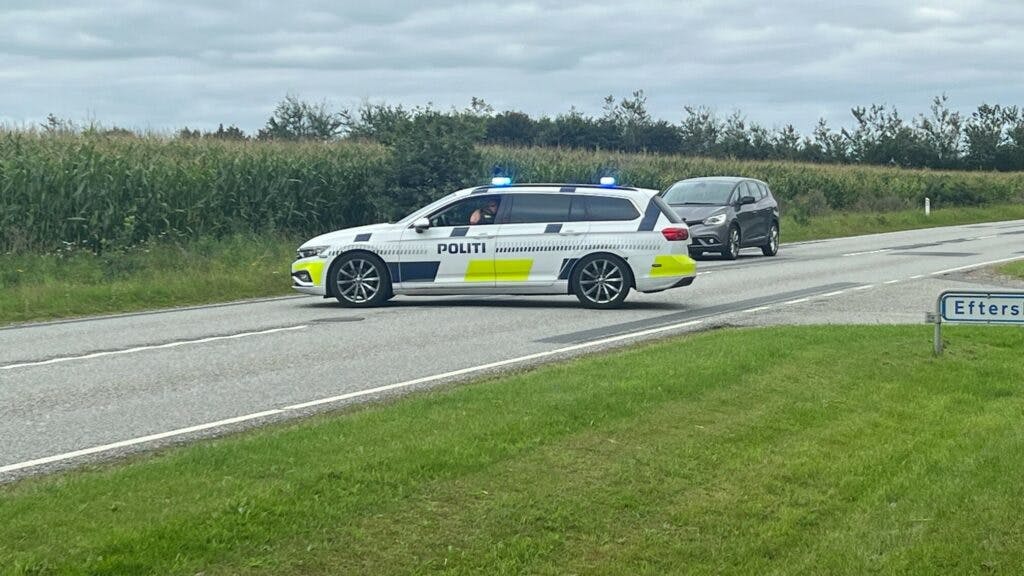 En mand er onsdag morgen fundet død ved en efterskole.&nbsp;