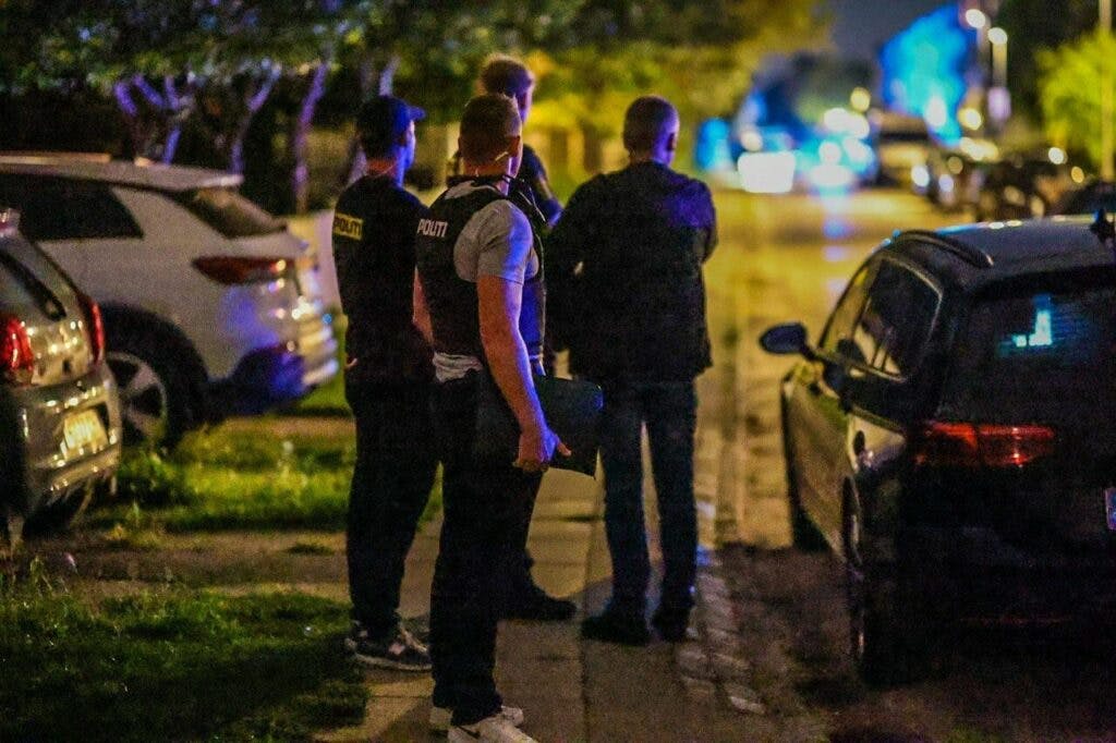 Politiet var tirsdag aften talstærkt til stede omkring Hanstholmvej i Vanløse efter anmeldelse om skyderi.