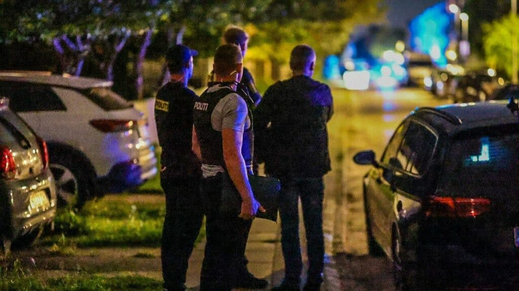 Politiet var tirsdag aften talstærkt til stede omkring Hanstholmvej i Vanløse efter anmeldelse om skyderi.