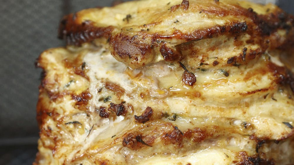 Fødevaremyndigheder opfordrer til, at man gennemsteger sit kyllingekød.