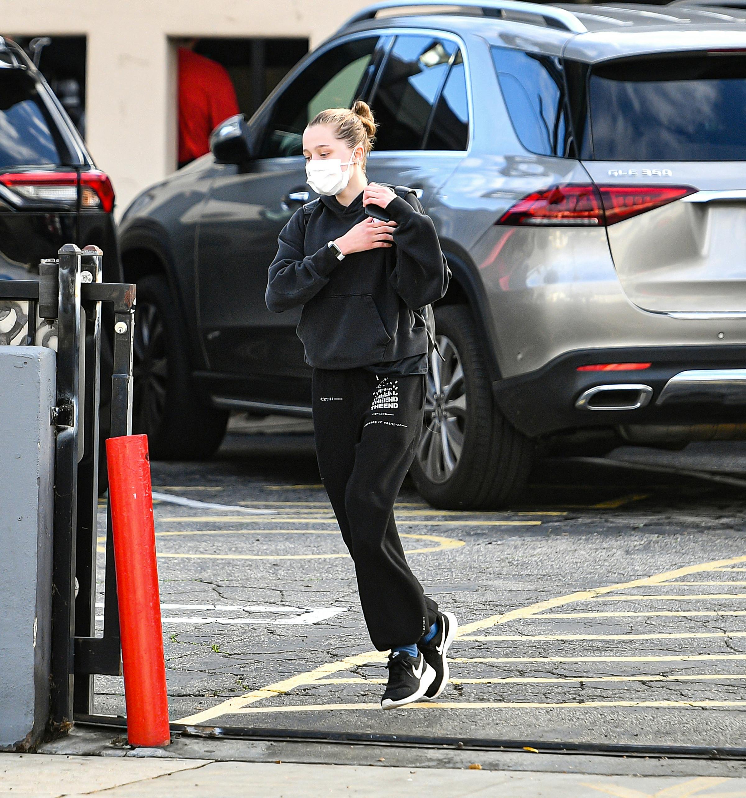 Vivienne Jolie-Pitt Spotted Out After Dance Class in Los Angeles, CA. ***SPECIAL INSTRUCTIONS*** Please pixelate children's faces before publication.***. 29 Dec 2021 Pictured: Vivienne Jolie-Pitt Spotted Out After Dance Class in Los Angeles, CA. Photo credit: MEGA TheMegaAgency.com +1 888 505 6342 (Mega Agency TagID: MEGA816637_003.jpg) [Photo via Mega Agency]