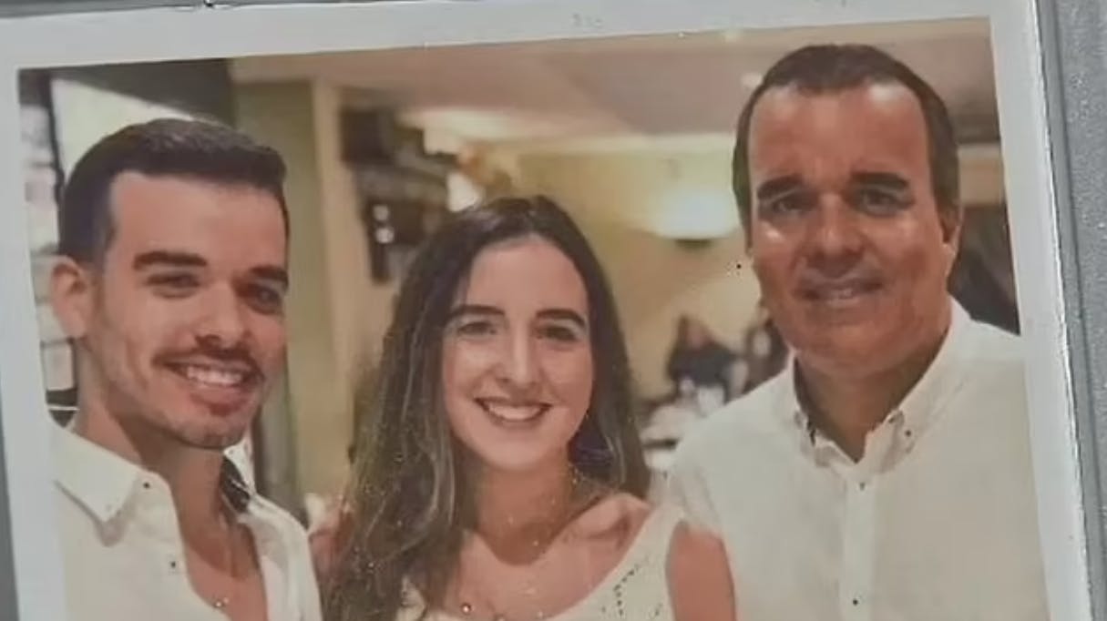 En far og hans tre børn havde alle et syndrom, der endte med at tage livet af dem. Nu står mores alene tilbage. 