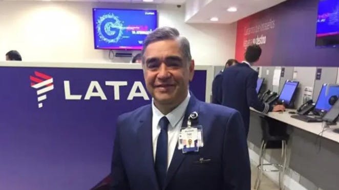 Den 56-årige pilot Ivan Andaur døde ombord på et fly.