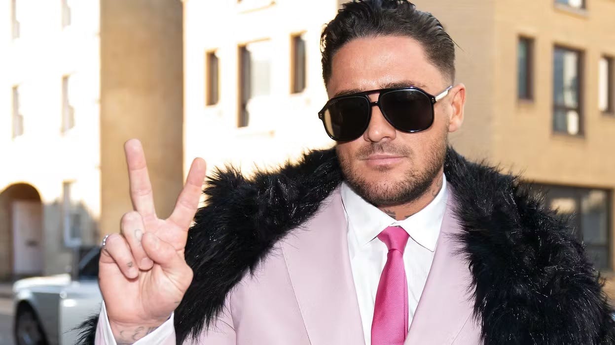 Her ses realitypersonligheden Stephen Bear, som kendt tv-vært angiveligt videresendte nøgenbilleder af til kollegaer.