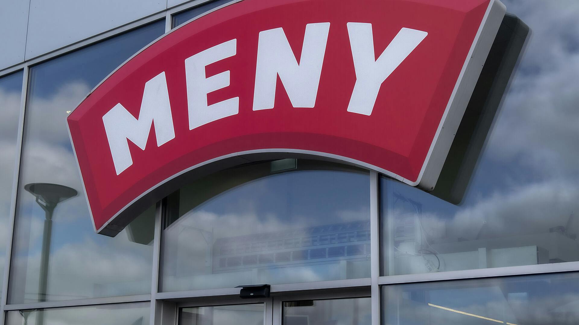 Skilt over indgangen til et Meny supermarked på Bytoften i Hjerting i Esbjerg Kommune.