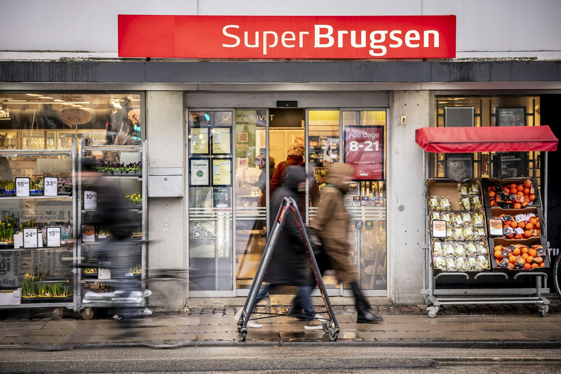 SuperBrugsen og Kvickly sænker priserne på 500 varer i deres butikker.