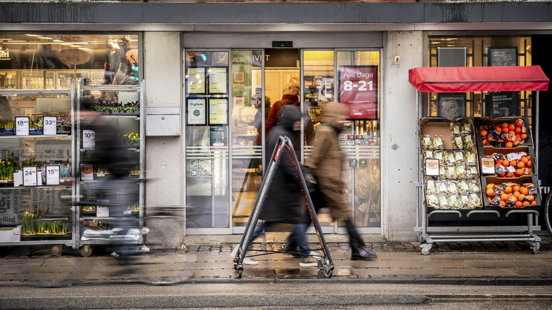 SuperBrugsen og Kvickly sænker priserne på 500 varer i deres butikker.