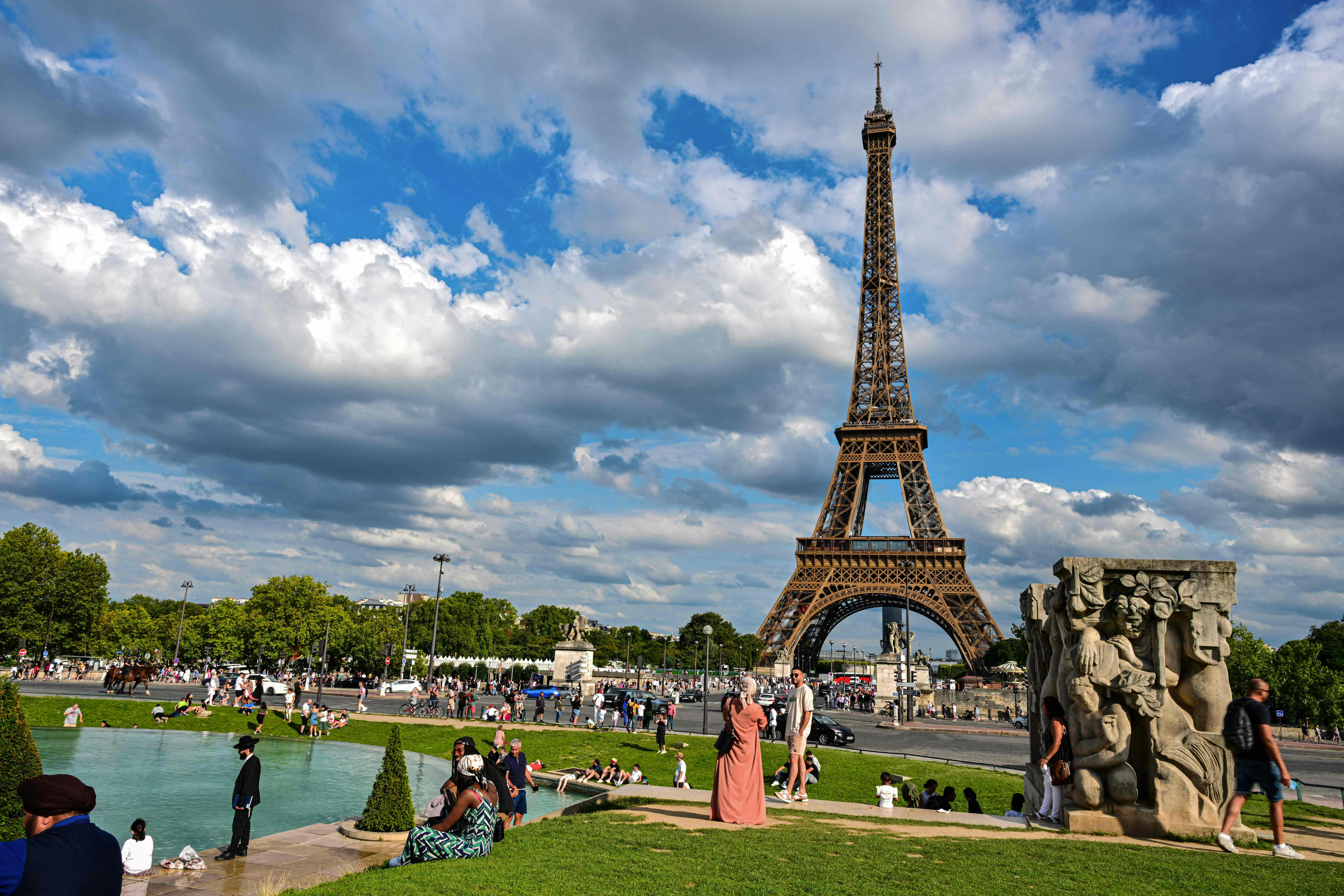 Mandag morgen blev to amerikanske turister fundet inde i Eiffel-tårnet, hvor de sov deres brandert ud. 