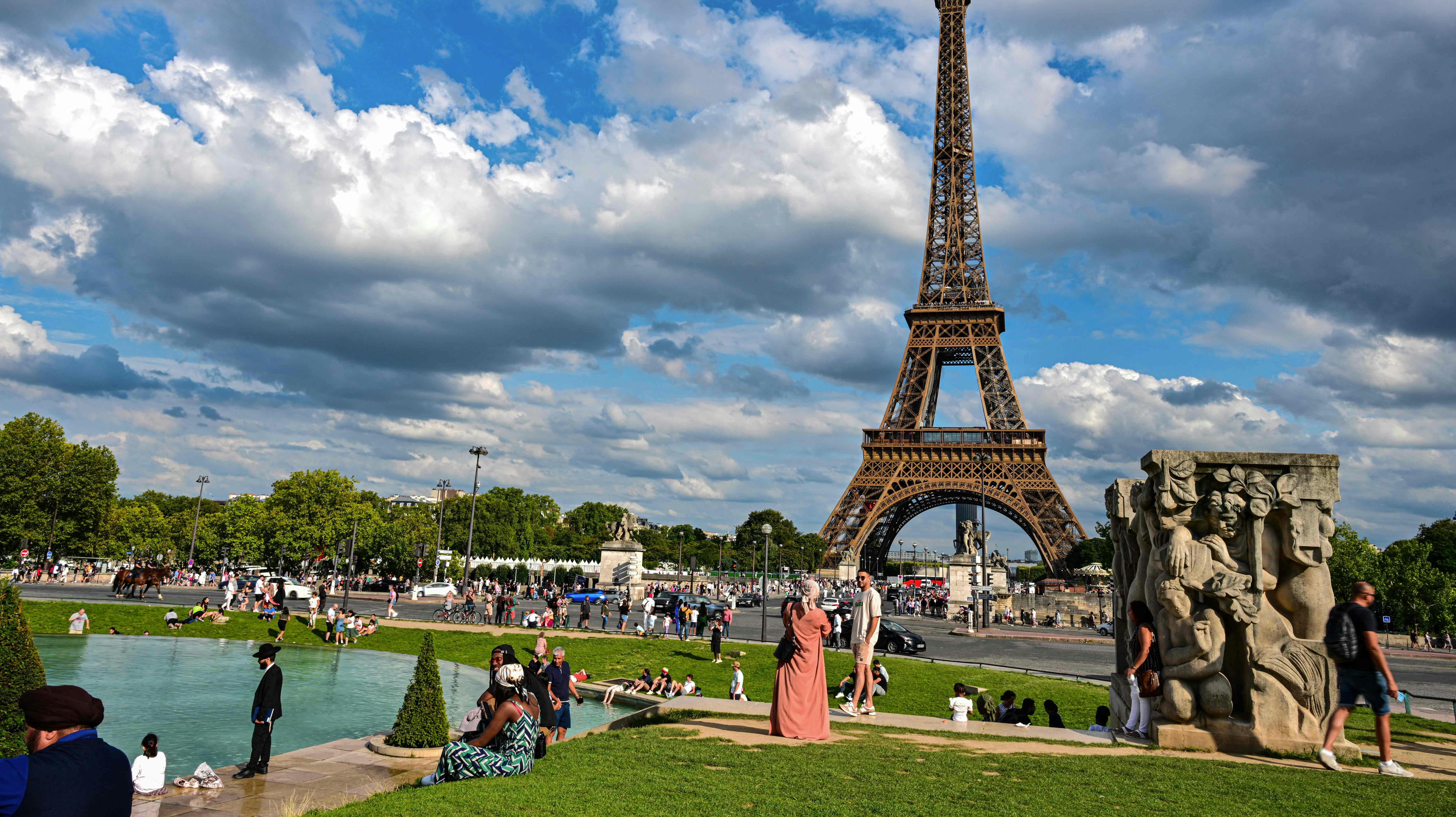 Mandag morgen blev to amerikanske turister fundet inde i Eiffel-tårnet, hvor de sov deres brandert ud.