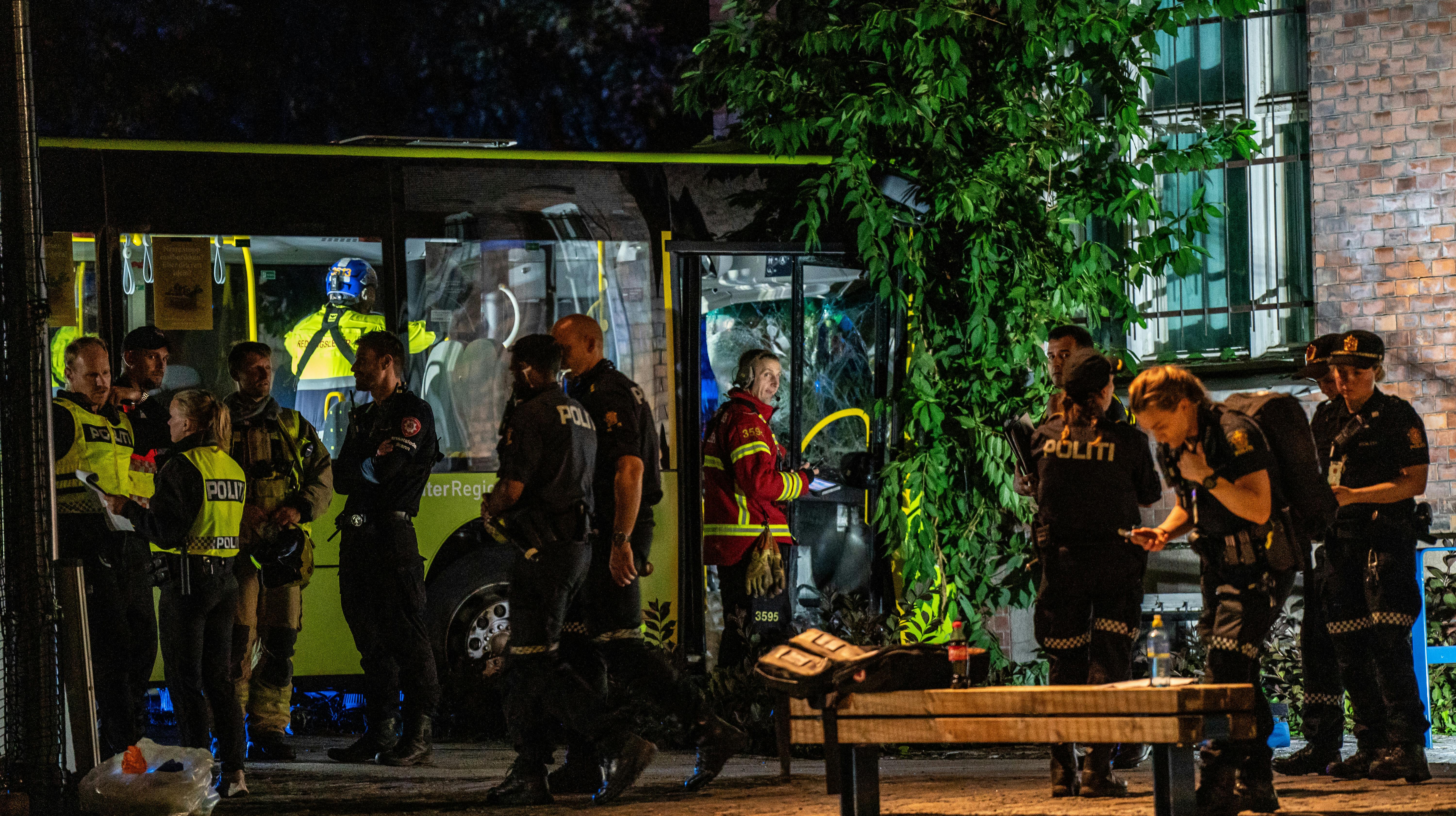 Politiet oplyser, at bussen kørte af vejen og ind i skolen.