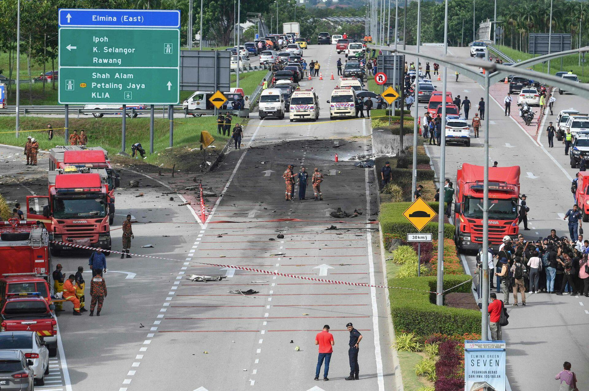 Et lille fly er torsdag styrtet ned i den travle trafik i byen Selangor i Malaysia.