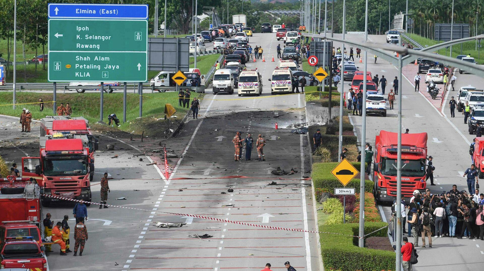Et lille fly er torsdag styrtet ned i den travle trafik i byen Selangor i Malaysia.