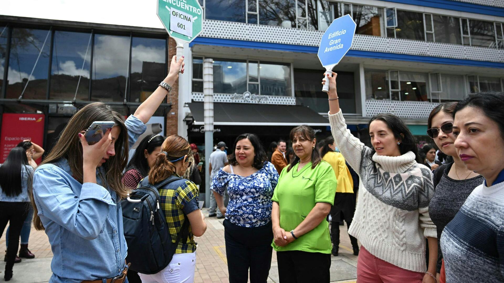 People remain on the streets after an eartquake in Bogota, on August 17, 2023. A magnitude 6.1 earthquake rattles Colombian capital, geological services announced. (Photo by Raul ARBOLEDA / AFP)