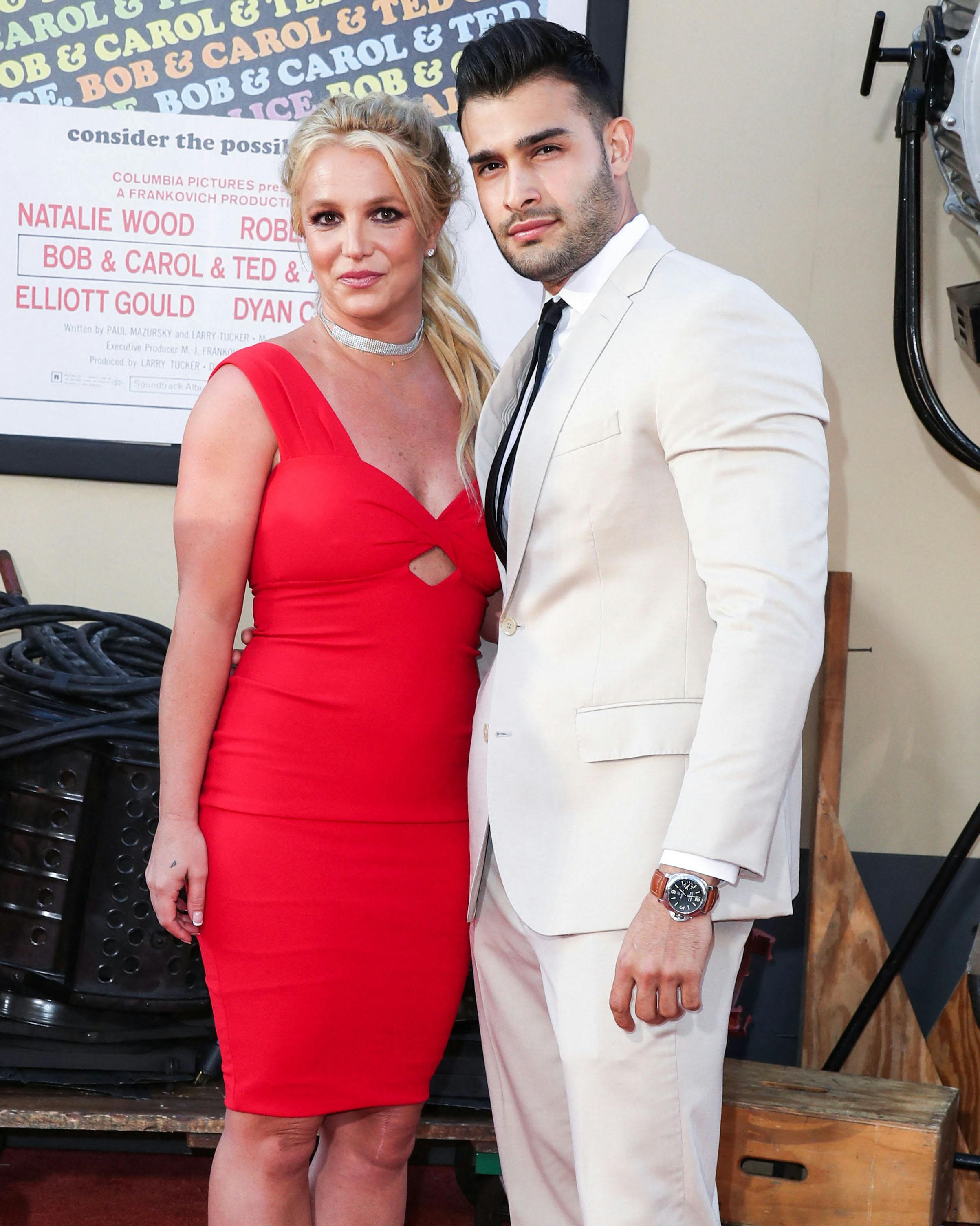 Sam og Britney har dannet par i seks år, men nu har hun angiveligt bedt om skilsmisse.