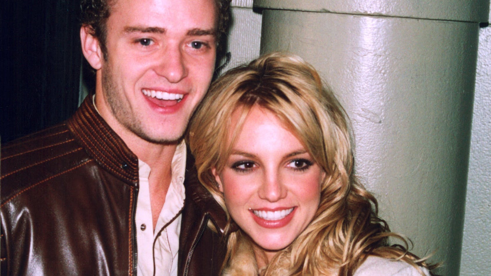 Britney Spears' første offentlige romance var med ingen anden end boybandikonet Justin Timberlake. Hun og 'N Syncs krøltop var PARRET fra 1999 til 2002, hvor forholdet til sidst brød ud i lys lue og blandt andet gav os kæmpehittet ”Cry me a river”.