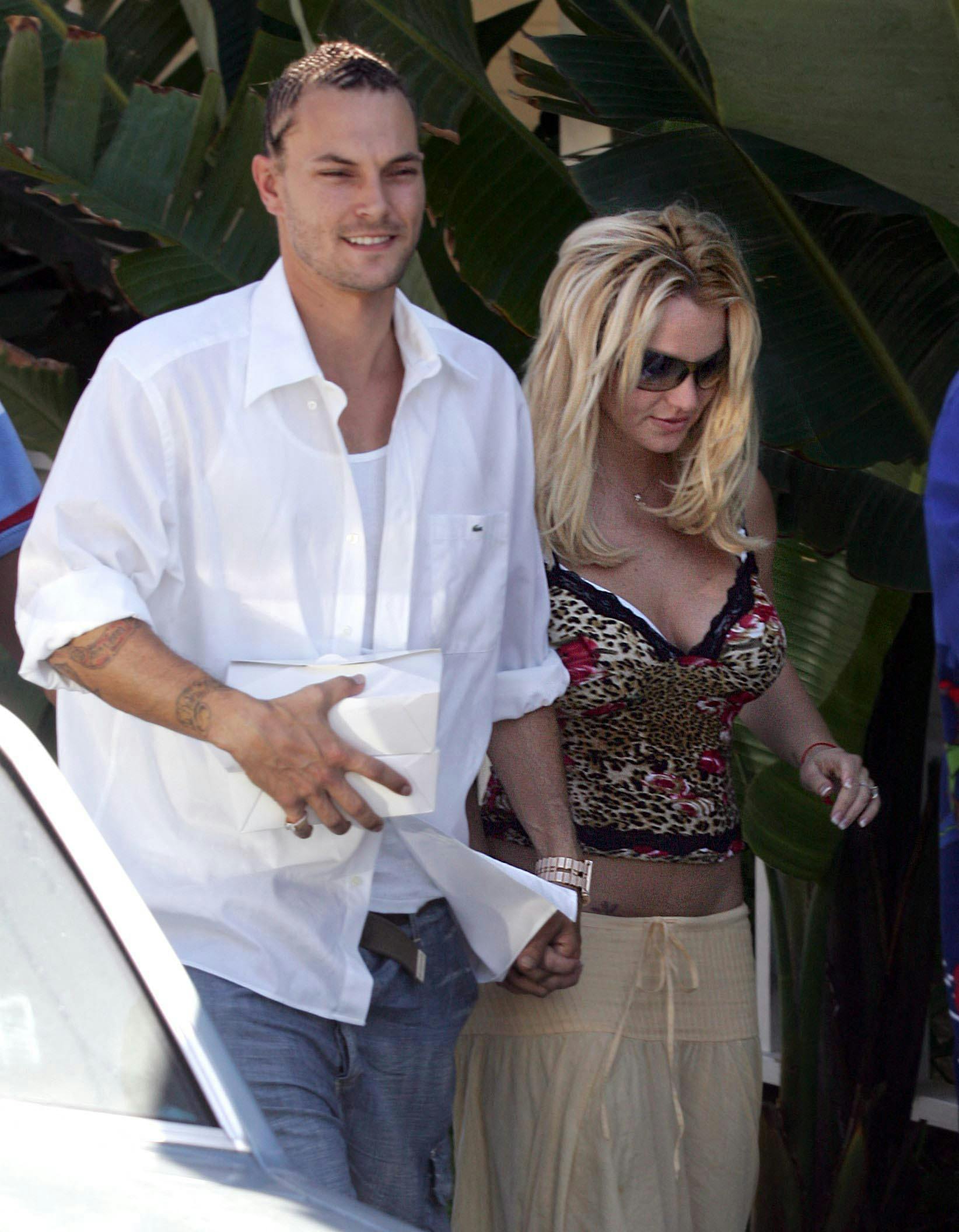 Britney's dansetrin ledte hende til et lidenskabeligt forhold med hendes backup-danser, Kevin Federline. Deres romance kulminerede i et skelsættende ægteskab og to børn. Desværre skulle lykken ikke vare ved.