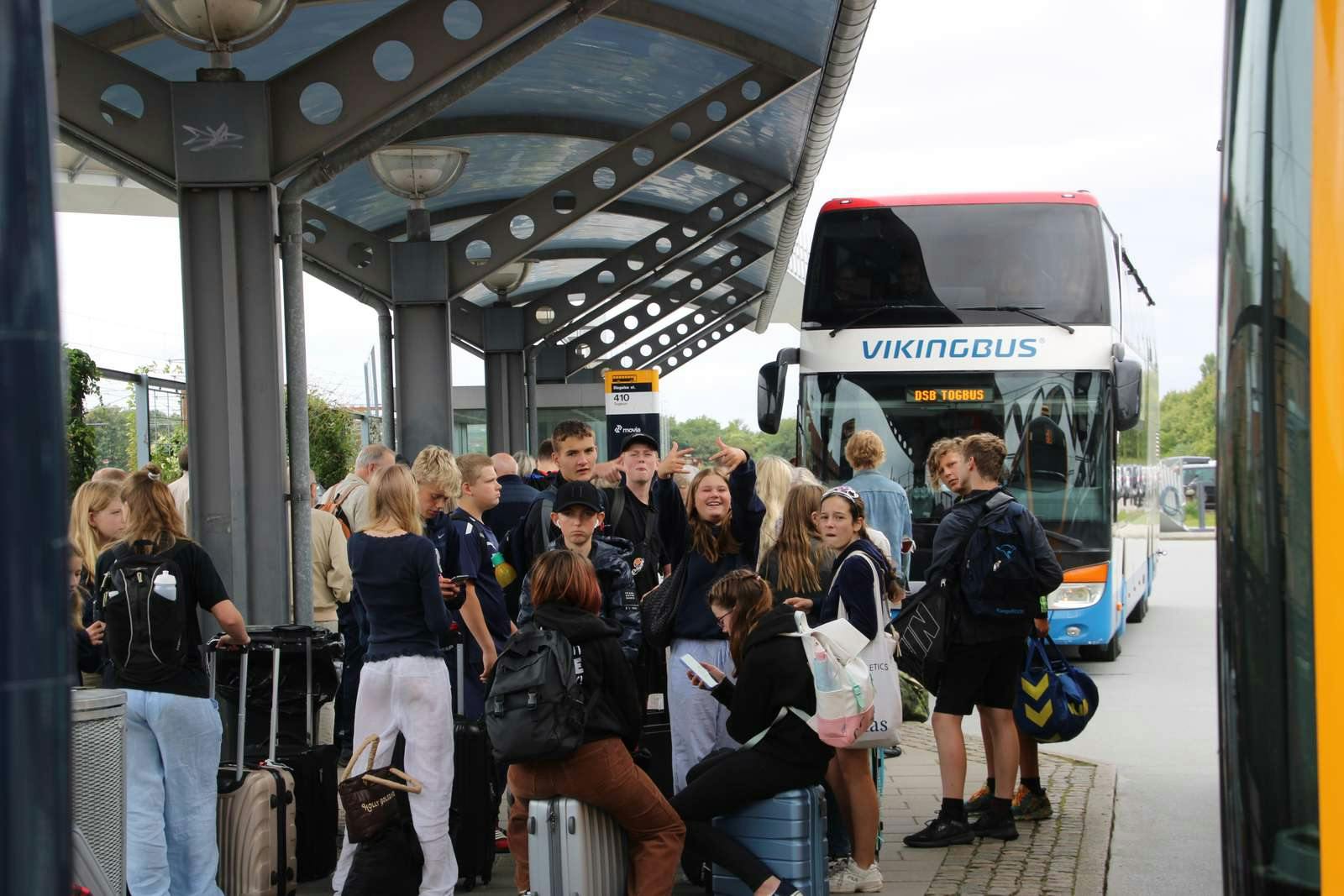 Her gør de rejsende på Slagelse station klar til at tage togbussen.
