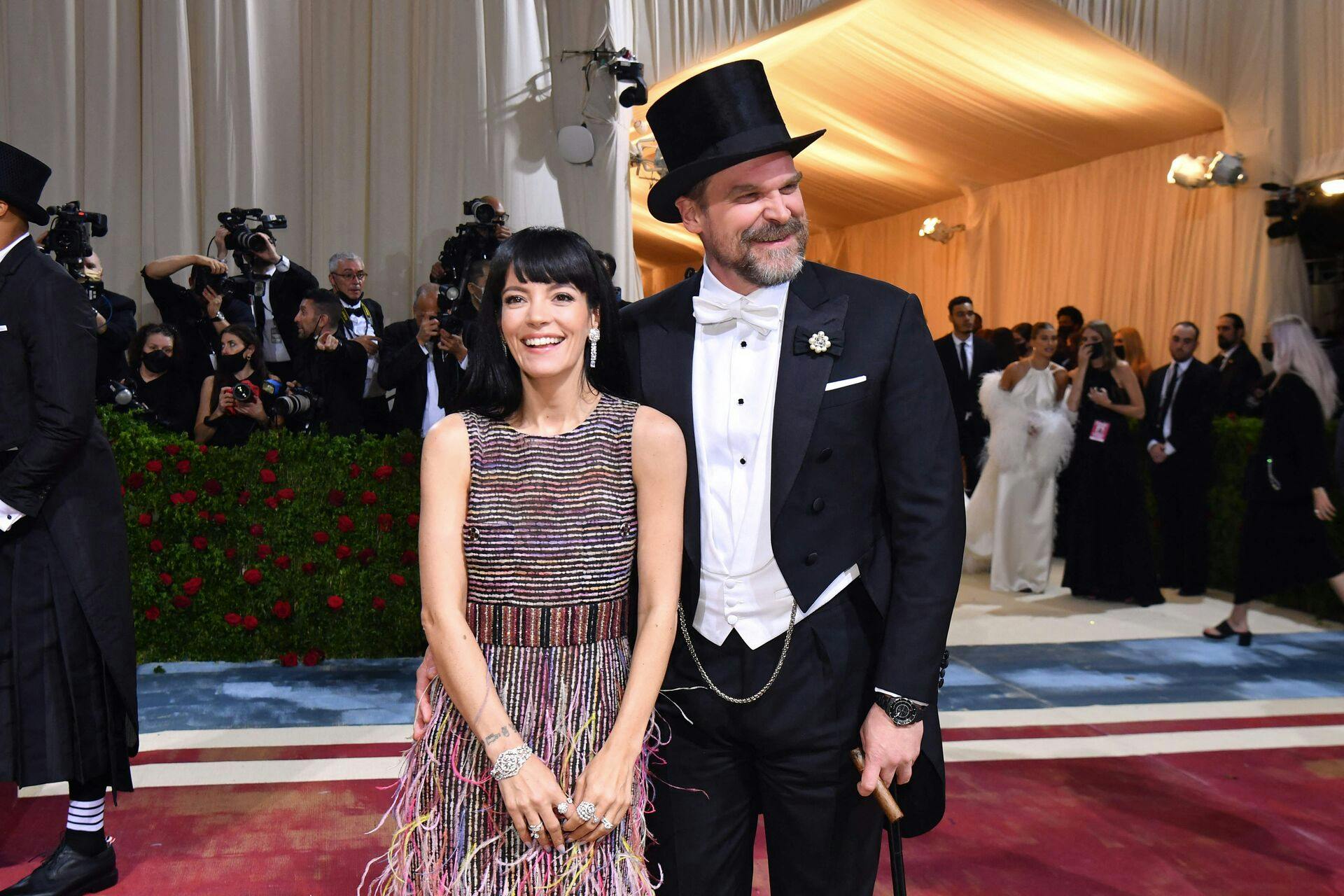 English singer-somgwriter Lily Allen and US actor David Harbour arrive for the 2022 Met Gala at the Metropolitan Museum of Art on May 2, 2022, in New York. - The Gala raises money for the Metropolitan Museum of Art's Costume Institute. The Gala's 2022 theme is "In America: An Anthology of Fashion". (Photo by ANGELA WEISS / AFP)
