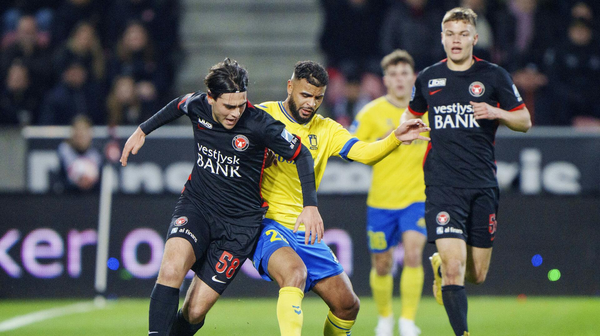 Aral Simsir i kamp med Brøndbys Anis Ben Slimane, der ligeledes har valgt det tunesiske landshold til.