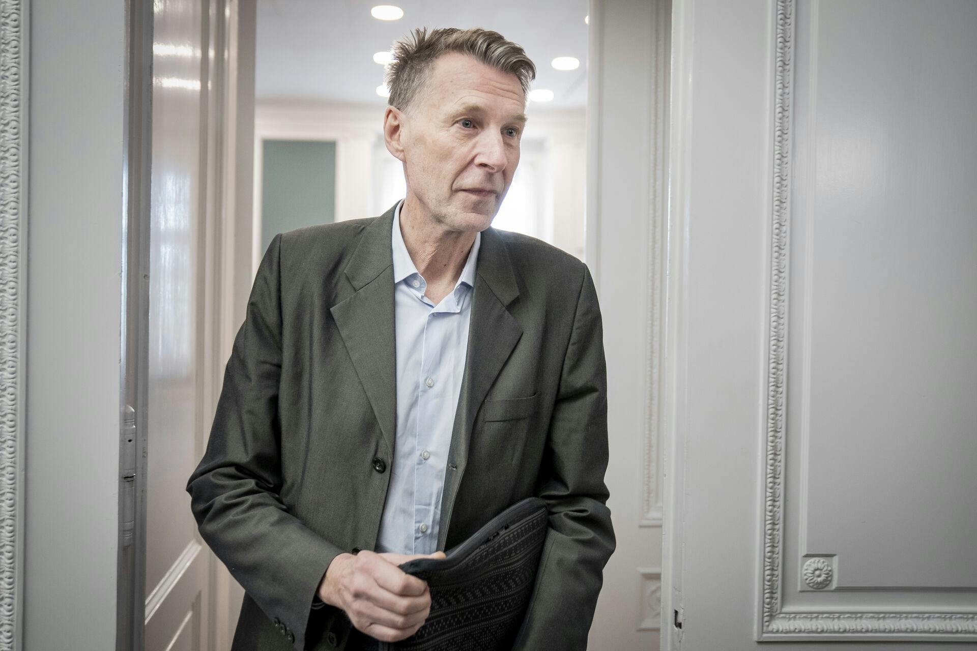 Jon Stephensen (M) forlader Moderaternes gruppemøde på Christiansborg, tirsdag den 14. marts 2023. (Foto: Mads Claus Rasmussen/Ritzau Scanpix)