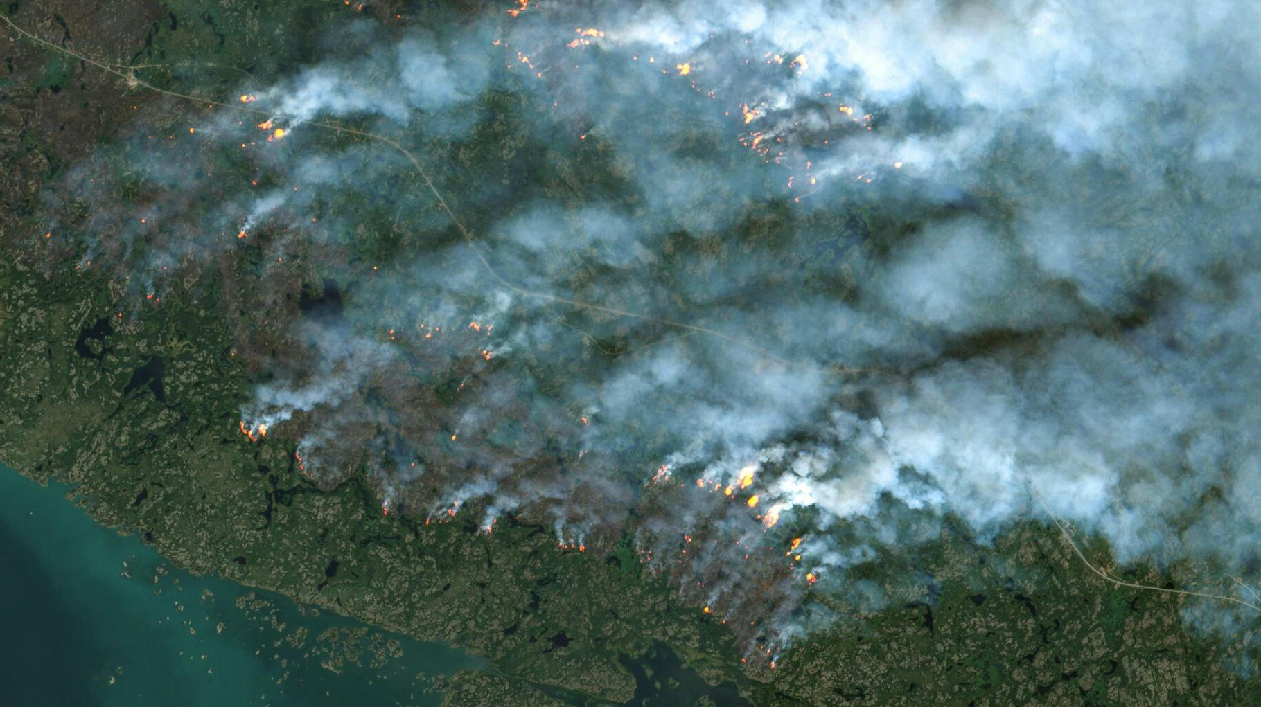 Her ses brandene fra en satellit. 