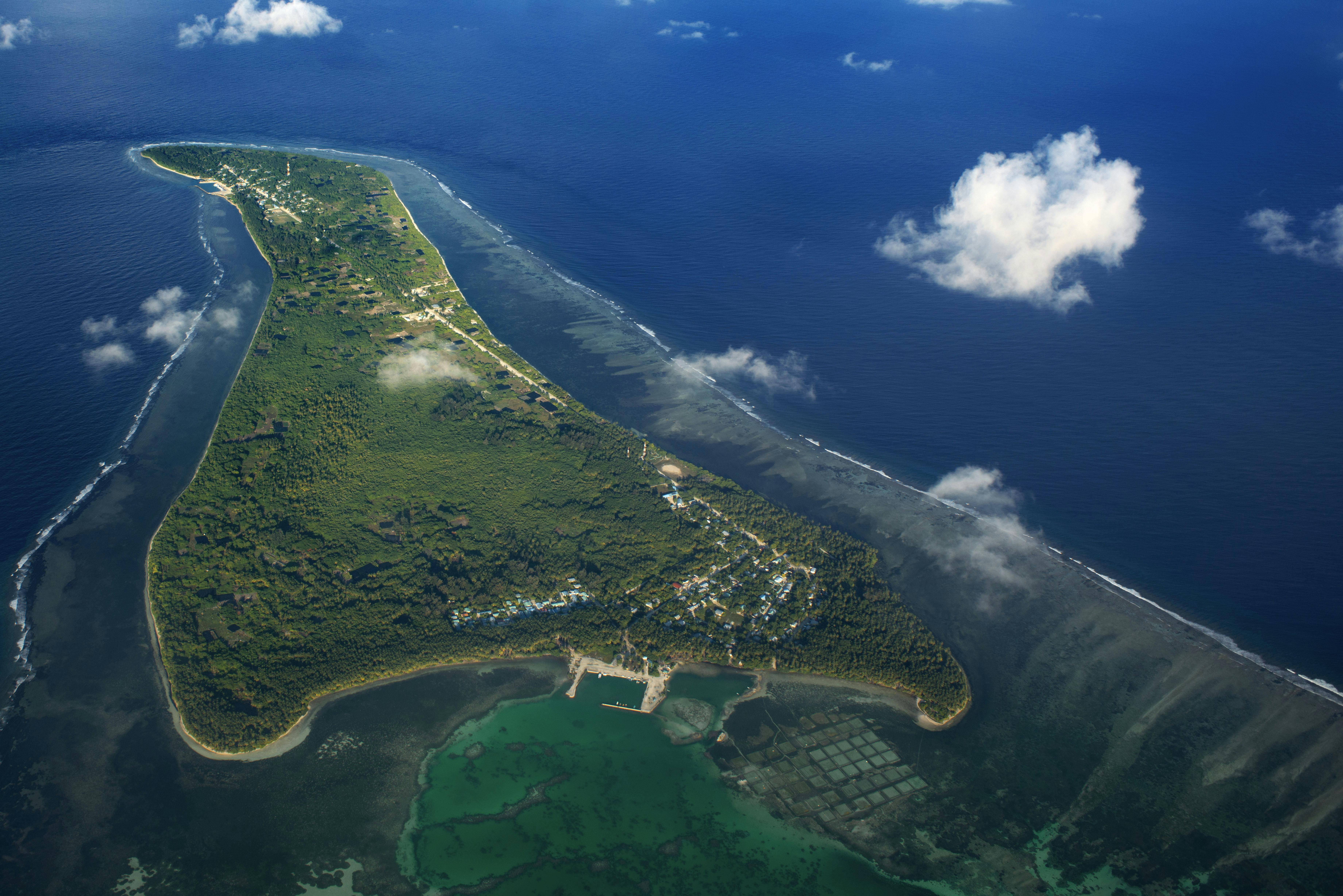 Lavtliggende områder såsom Tuvalu og Salomonøerne kan over tid bliver oversvømmet, hvilket vil ødelægge landbrugsjord og beboede områder, hvor indbyggerne ikke har mulighed for at søge mod højere områder.