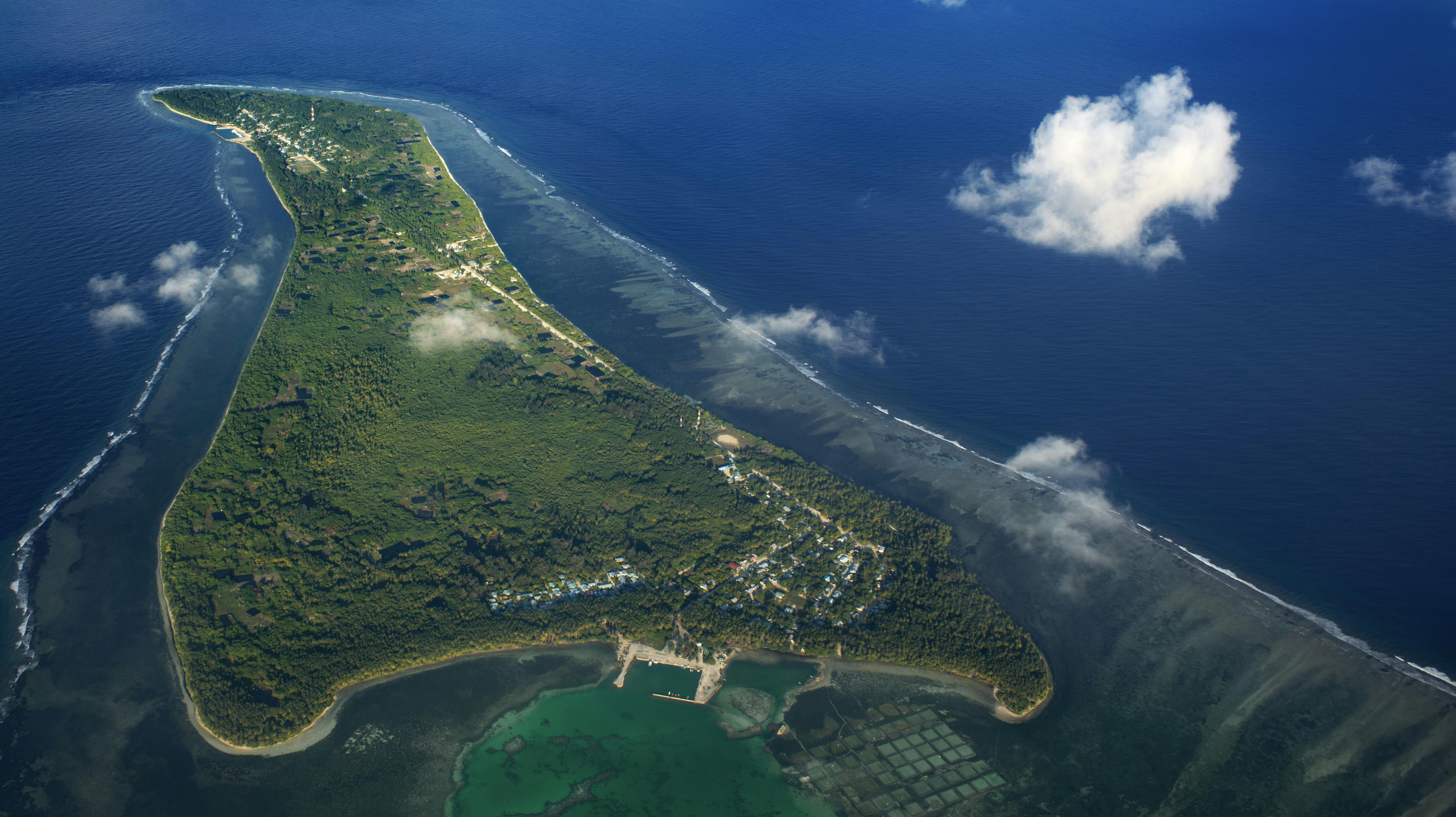 Lavtliggende områder såsom Tuvalu og Salomonøerne kan over tid bliver oversvømmet, hvilket vil ødelægge landbrugsjord og beboede områder, hvor indbyggerne ikke har mulighed for at søge mod højere områder.