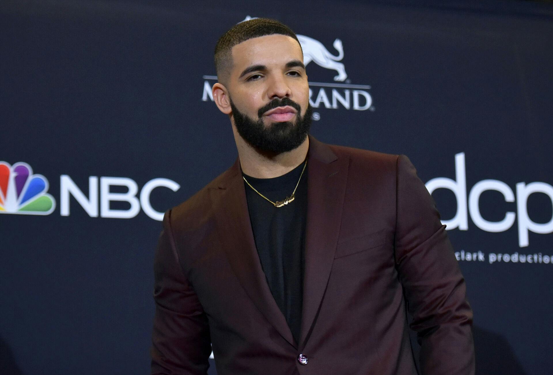 Drake har fået masser af bh'er kastet op på scenen under sine koncerter – nu også fra sin far.