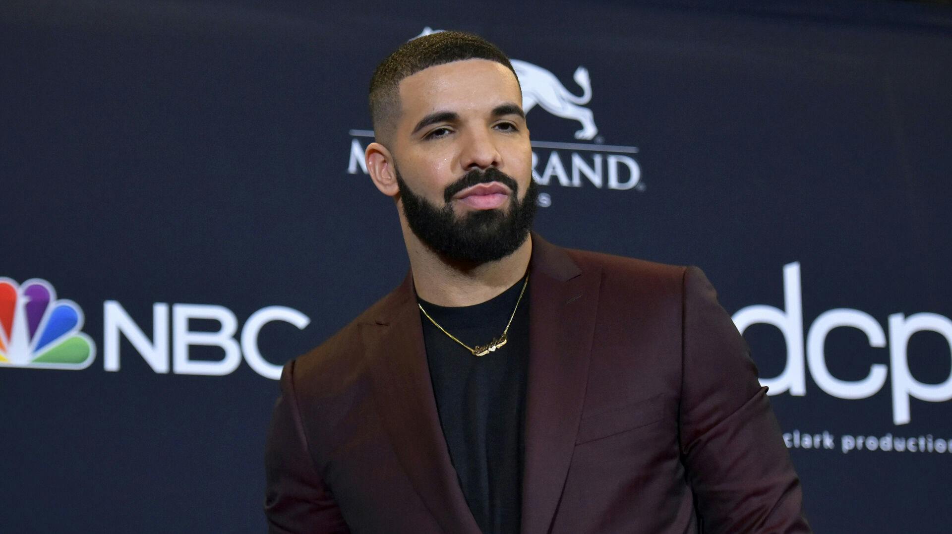 Drake har fået masser af bh'er kastet op på scenen under sine koncerter – nu også fra sin far.