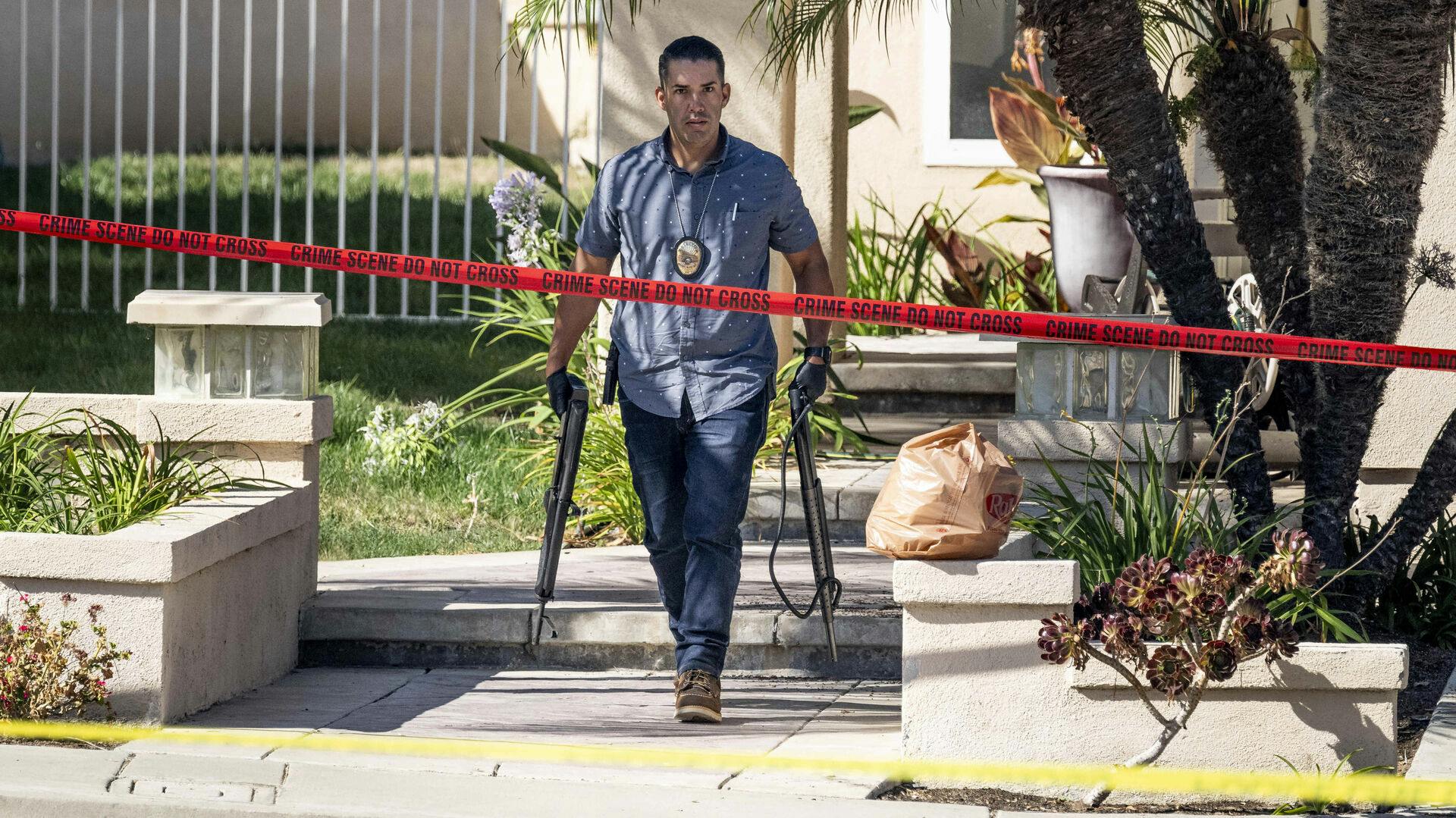 Efterforskere brugte flere timer på gerningsstedet, hvor de slæbte det ene våben efter det andet ud fra hjemmet i Anaheim, Californien.