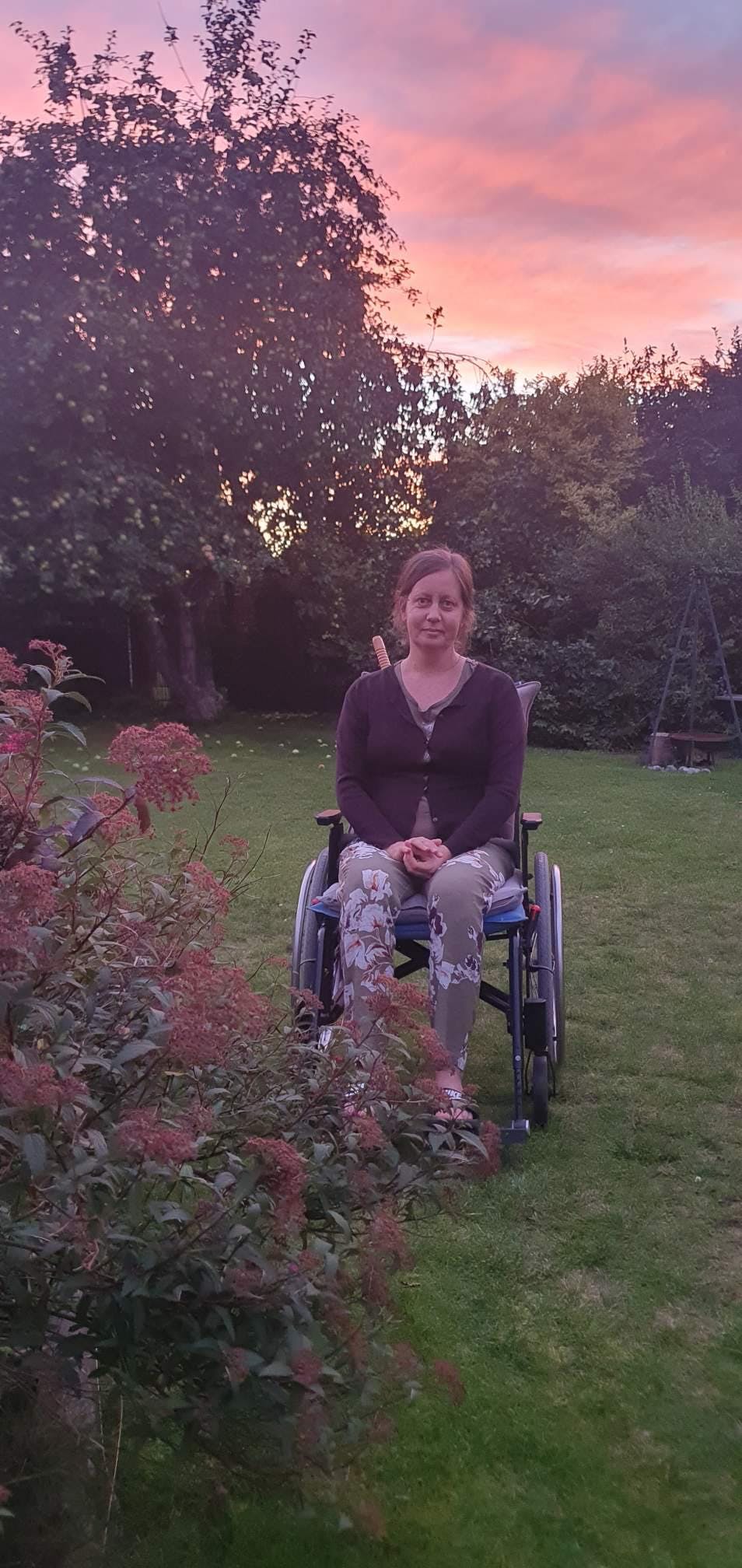 Pia Krabbe Larsson bruger kørestol som hjælpemiddel - hun kan max gå 80 meter, før hun har brug for et hvil. Her ses hun på aftentur i haven for første gang i tre år.